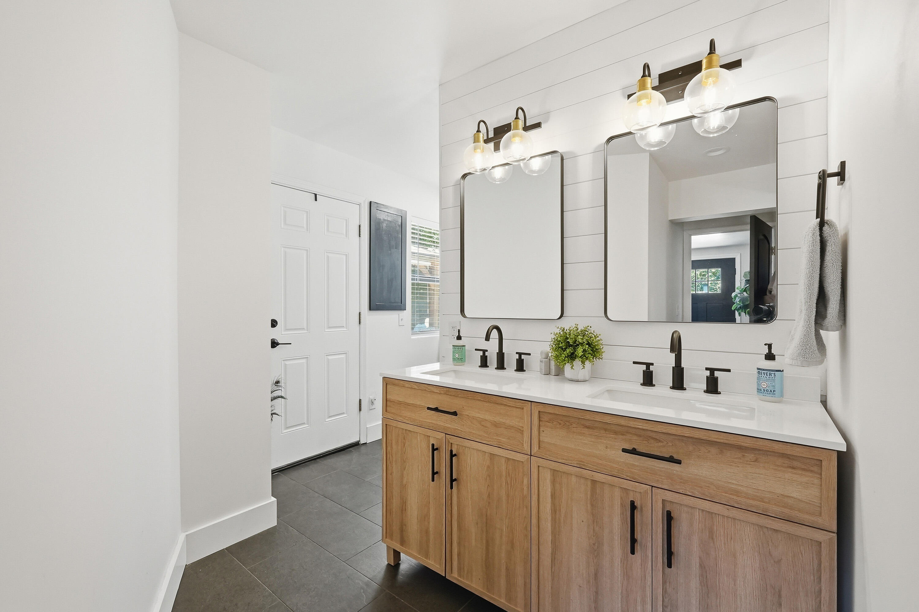 ELLIOTTS POINT - Residential