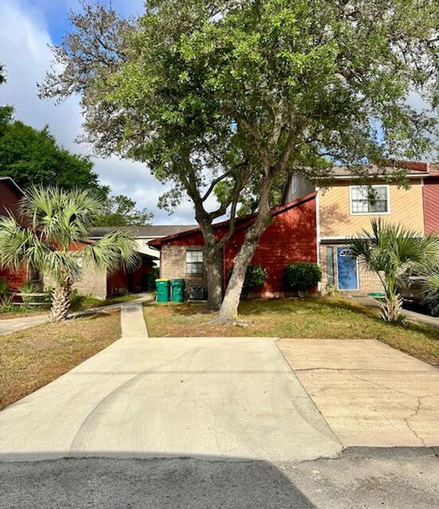 AVAIL: 4/29. FLEXIBLE S/D = TO 1 MO. RENT CAN BE MADE IN 2 MO. INSTALLMENTS IF QUALIFIED. PETS ALLOWED UPON OWNER'S APPROVAL & W/ A NON-REFUNDABLE PET FEE. Nice
centrally located single story townhome. Close & convenient to EVERYTHING- schools, shopping, restaurants & between both bases! PRIVACY FENCED BACKYARD! Relax/entertain on the open back patio. Yard building in the backyard for your extra stuff. Kitchen has all the appliances in place plus a large walk in pantry. Inside utility area off the kitchen. All electric! Master bedroom has a walk in closet. Brand new carpet coming soon. Welcome home!