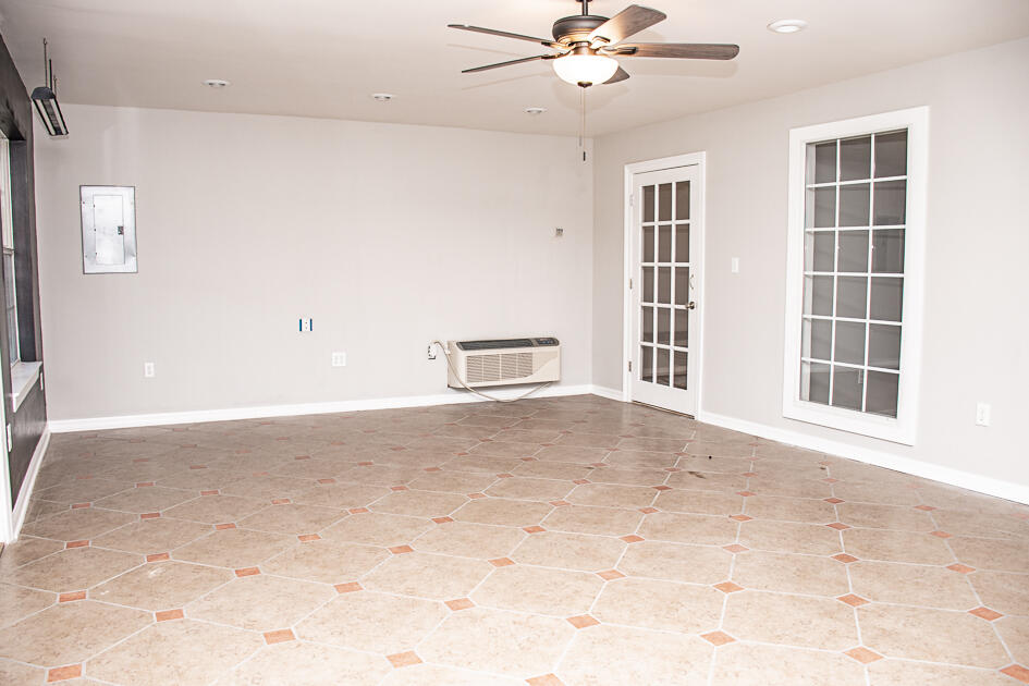 COUNTRY CLUB ESTATES - Residential Lease