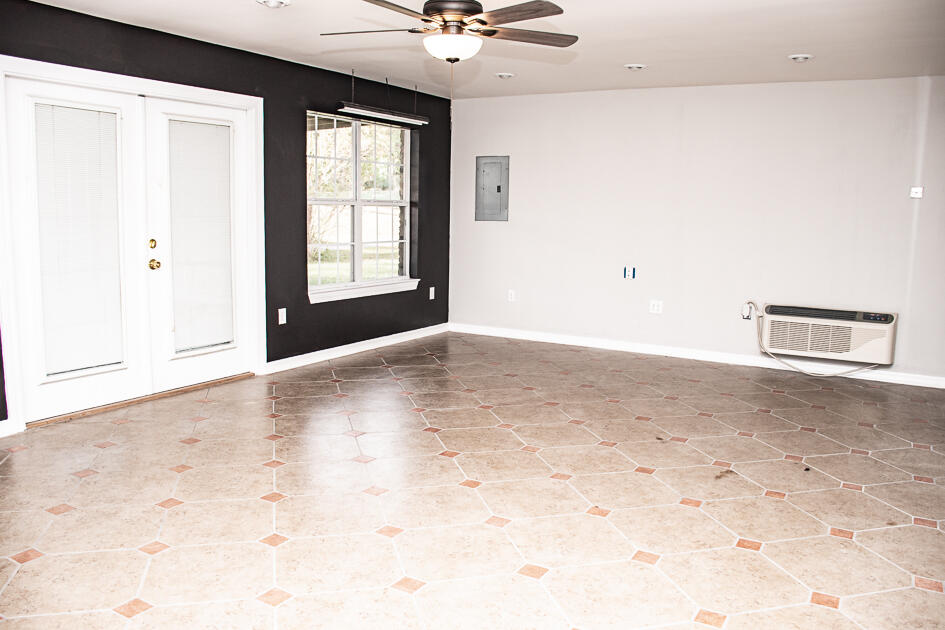 COUNTRY CLUB ESTATES - Residential Lease