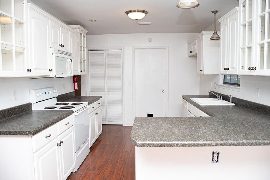 COUNTRY CLUB ESTATES - Residential Lease