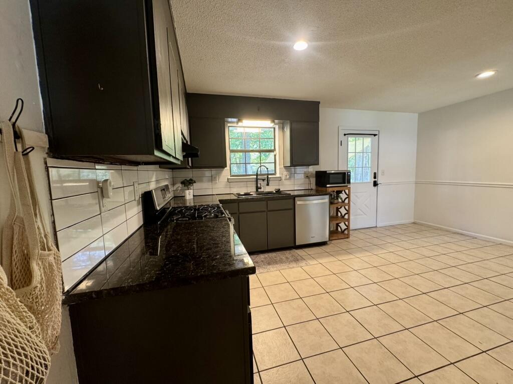 MORRIS ADD CRESTVIEW LOTS 10 TO 12 INC BLK 2 - Residential