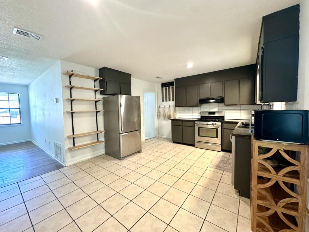 MORRIS ADD CRESTVIEW LOTS 10 TO 12 INC BLK 2 - Residential