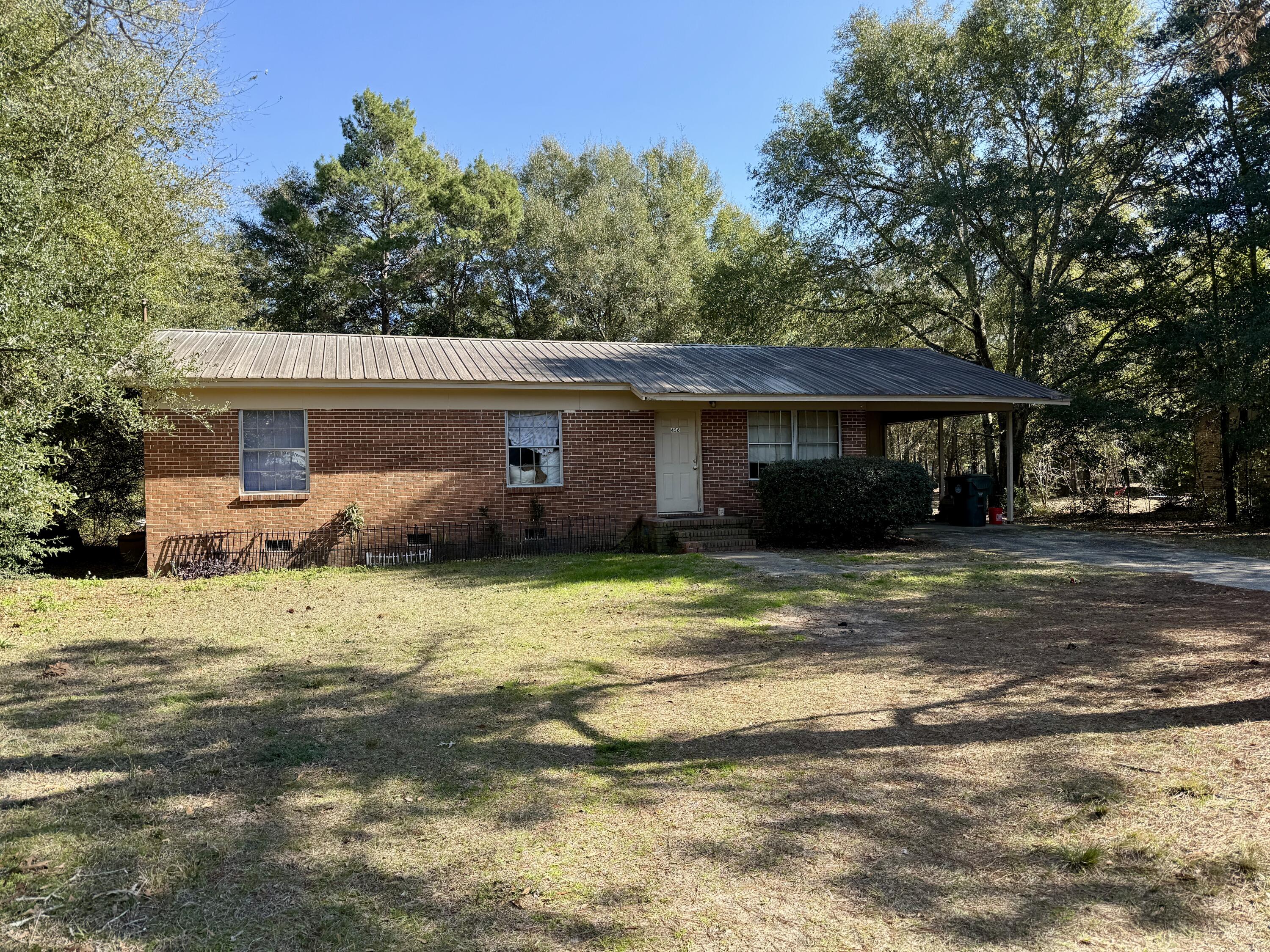 Main image without alt text