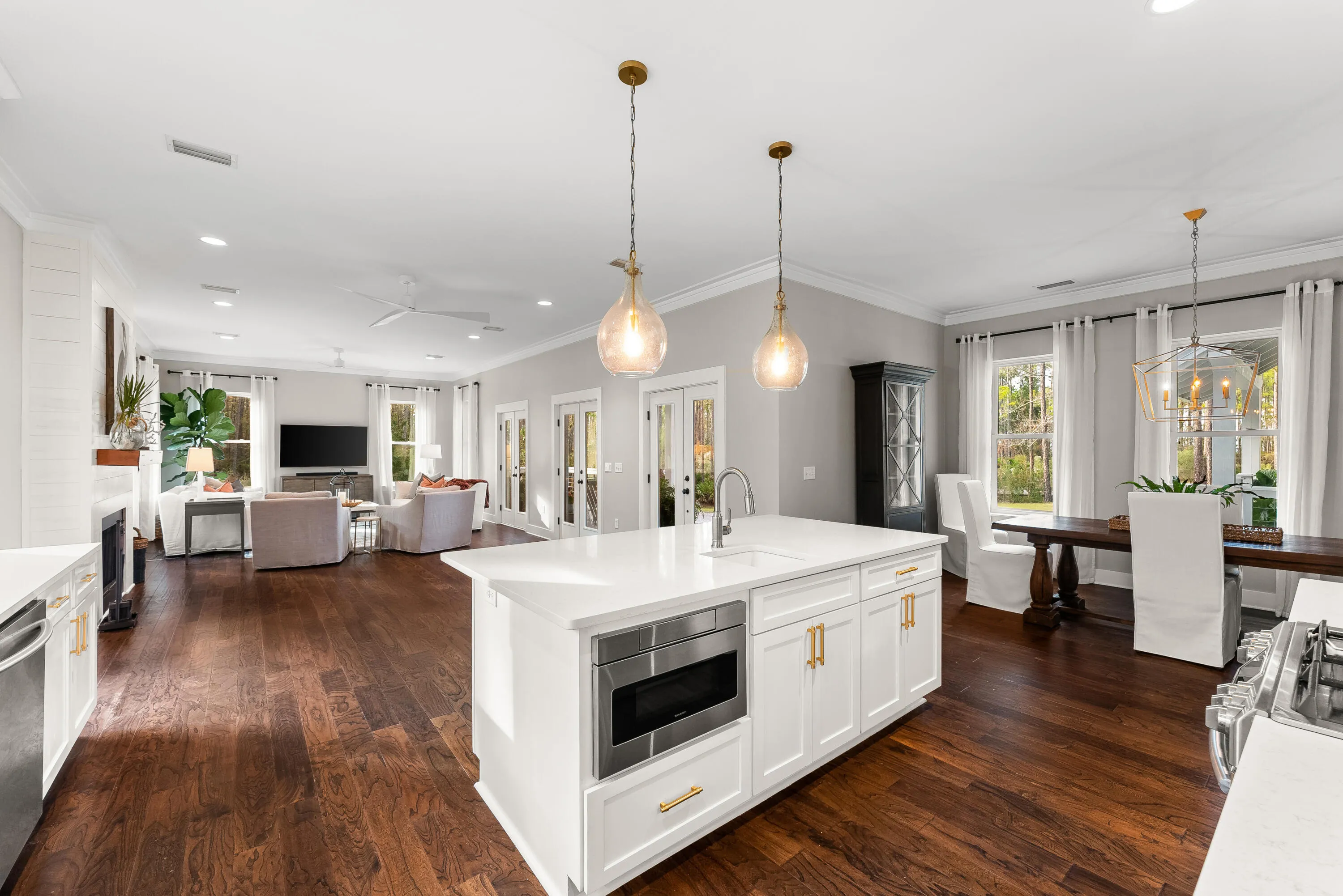 Tucked away on a quiet cul-de-sac, this beautiful coastal home offers – image 10
