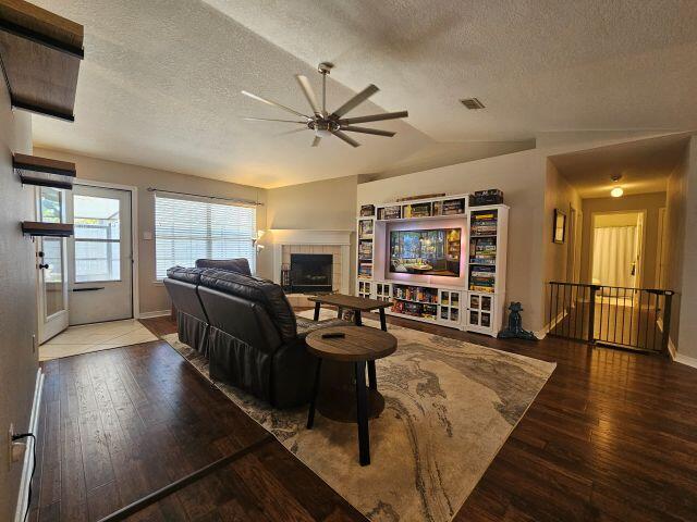 CREETWOODS - Residential Lease