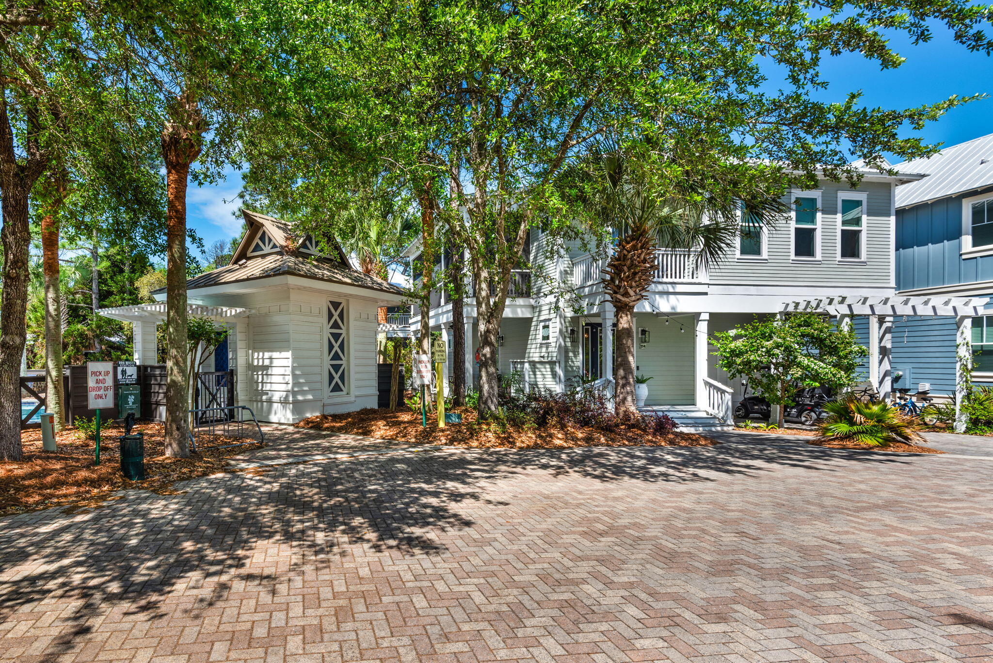 COTTAGES AT EASTERN LAKE - Residential