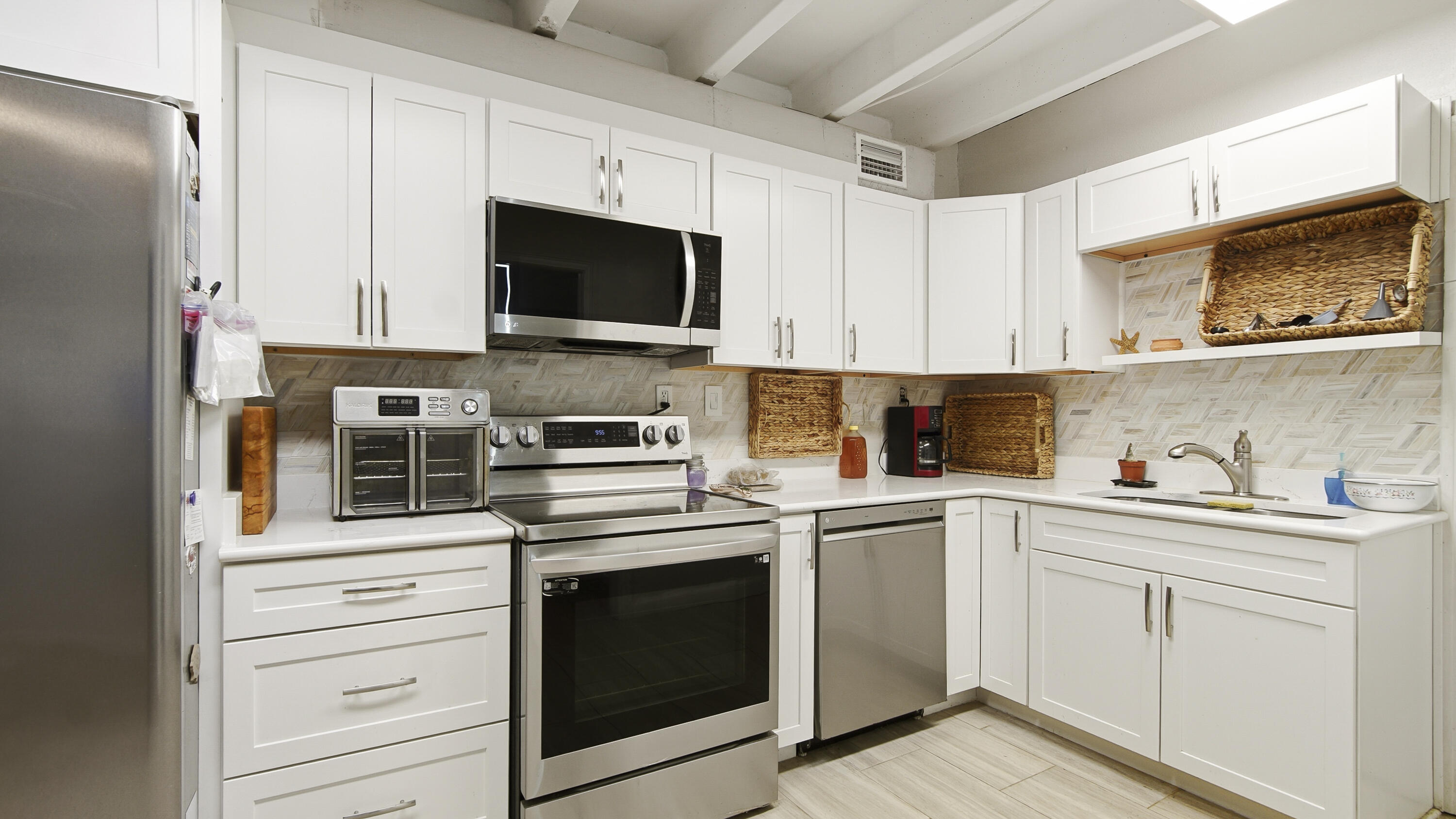 LAGUNA BEACH ESTATES 9TH ADDN - Residential