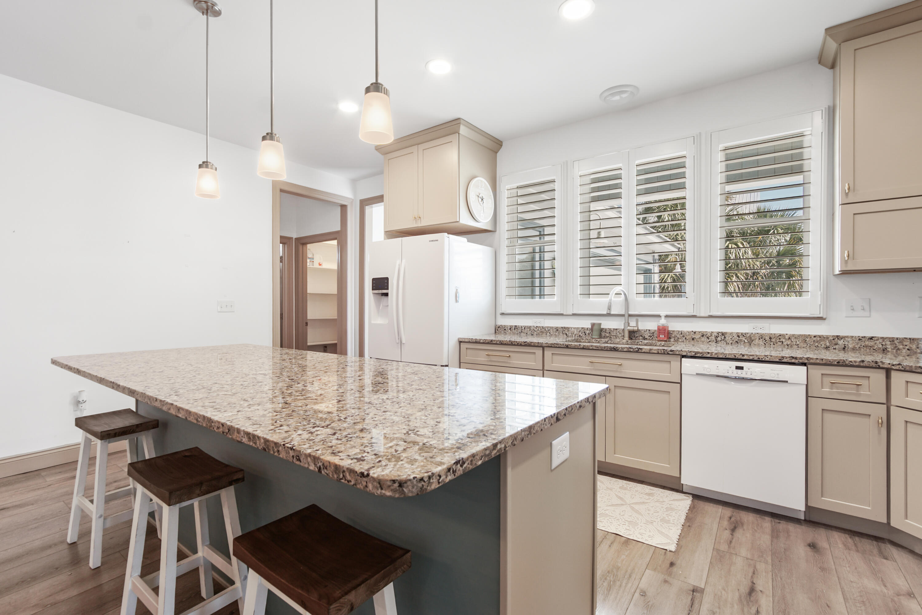 LAGUNA BEACH ESTATES 9TH ADDN - Residential