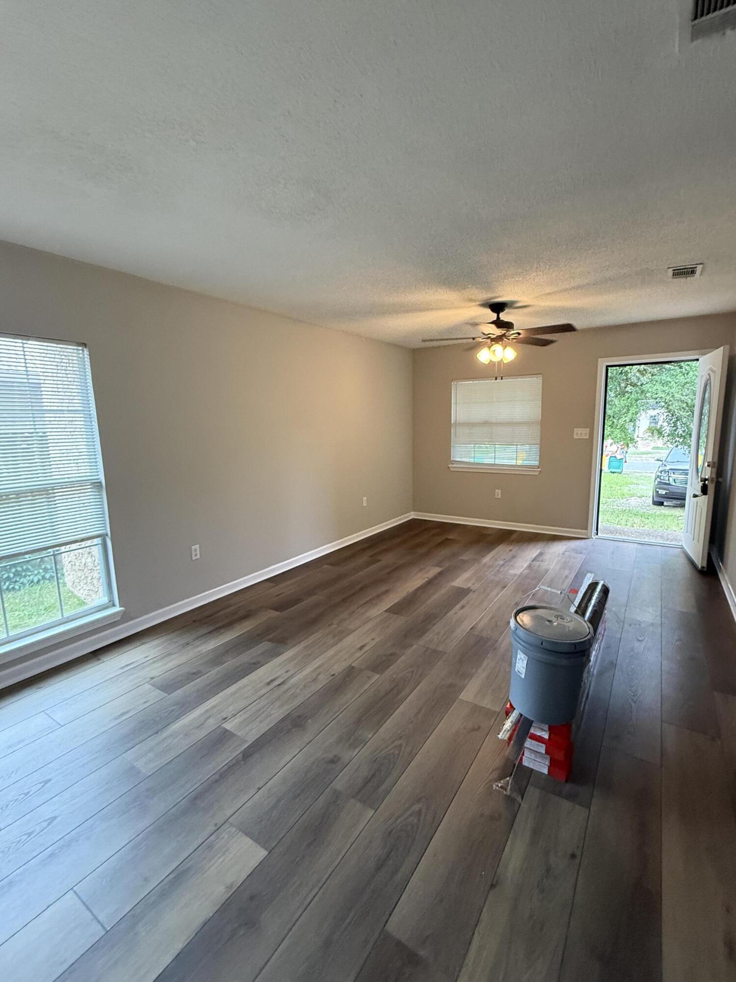 SUNSET STRIP S/D LOT 5 BLK 4 - Residential Lease