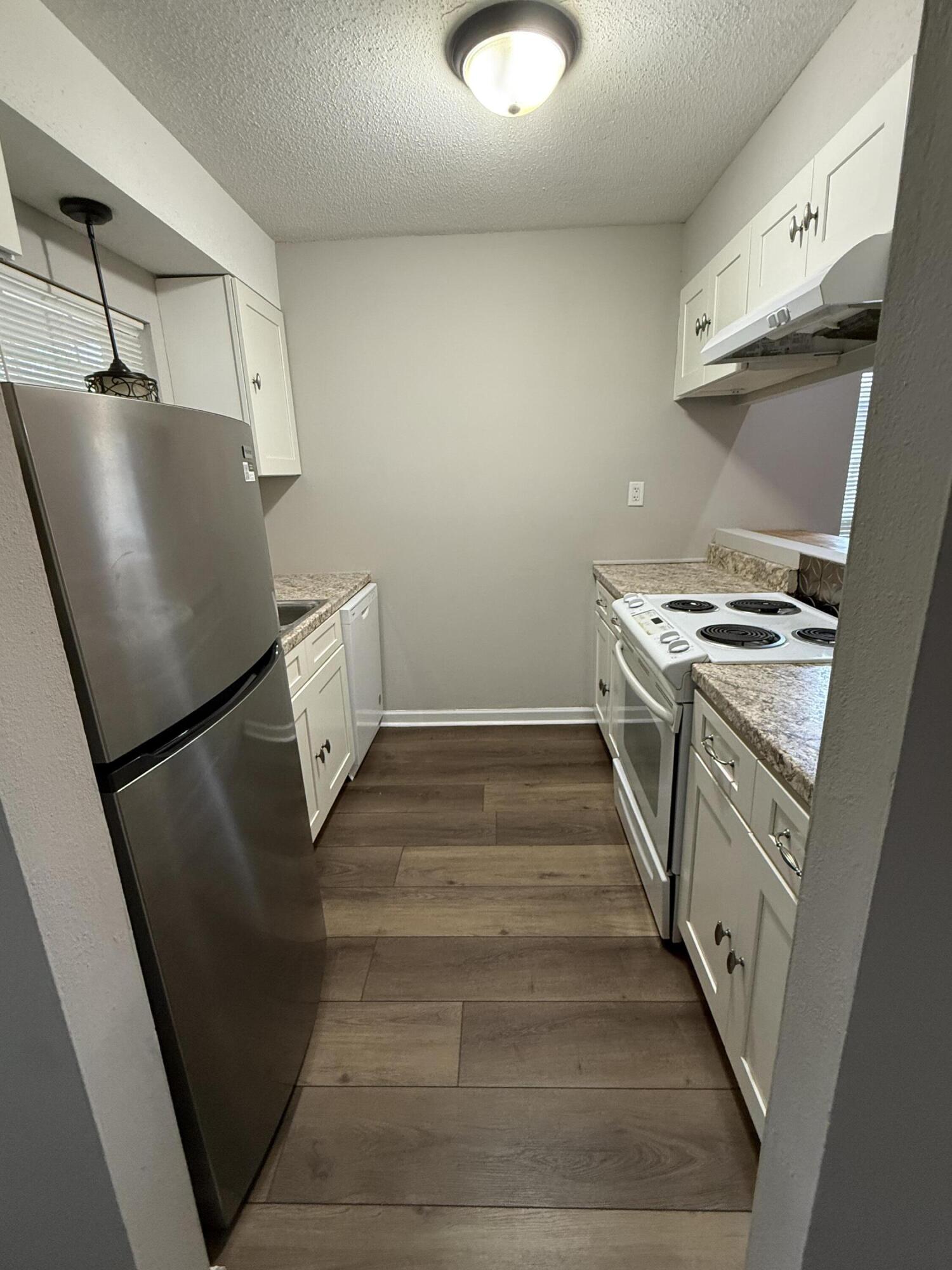 SUNSET STRIP S/D LOT 5 BLK 4 - Residential Lease
