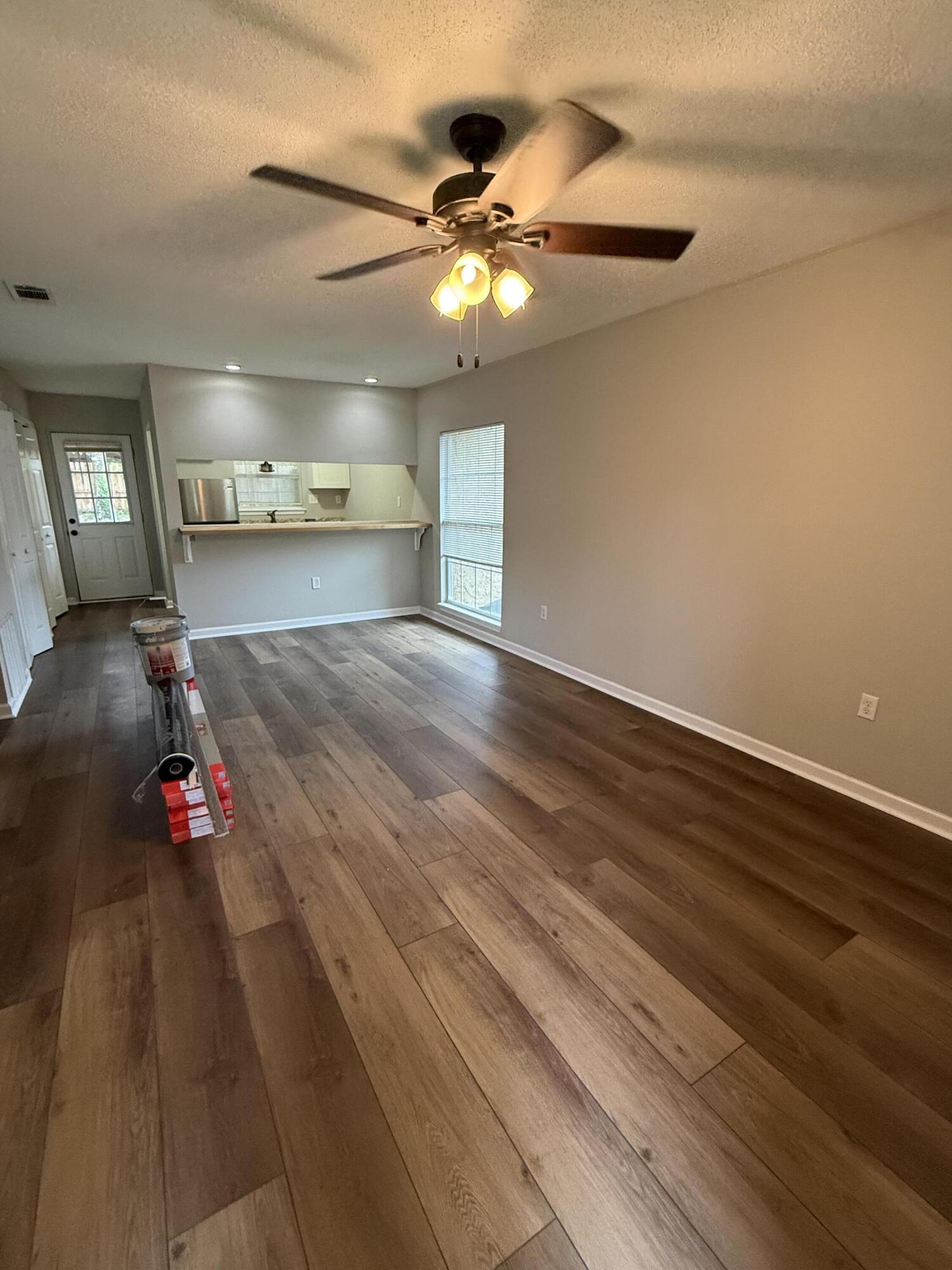 SUNSET STRIP S/D LOT 5 BLK 4 - Residential Lease