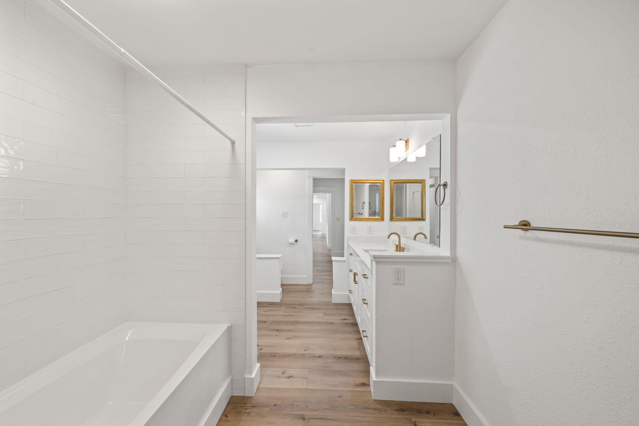 WHISPERING OAKS - Residential