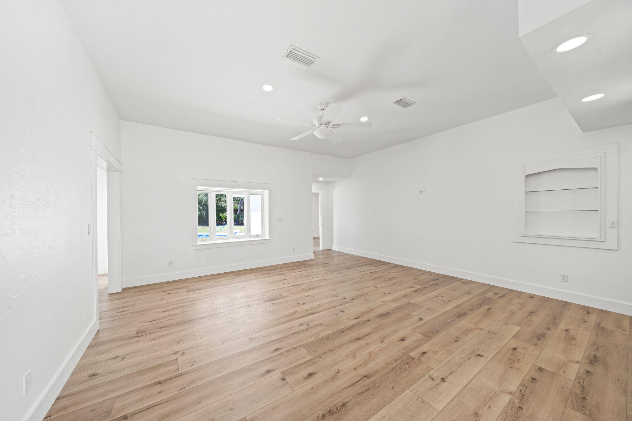 WHISPERING OAKS - Residential