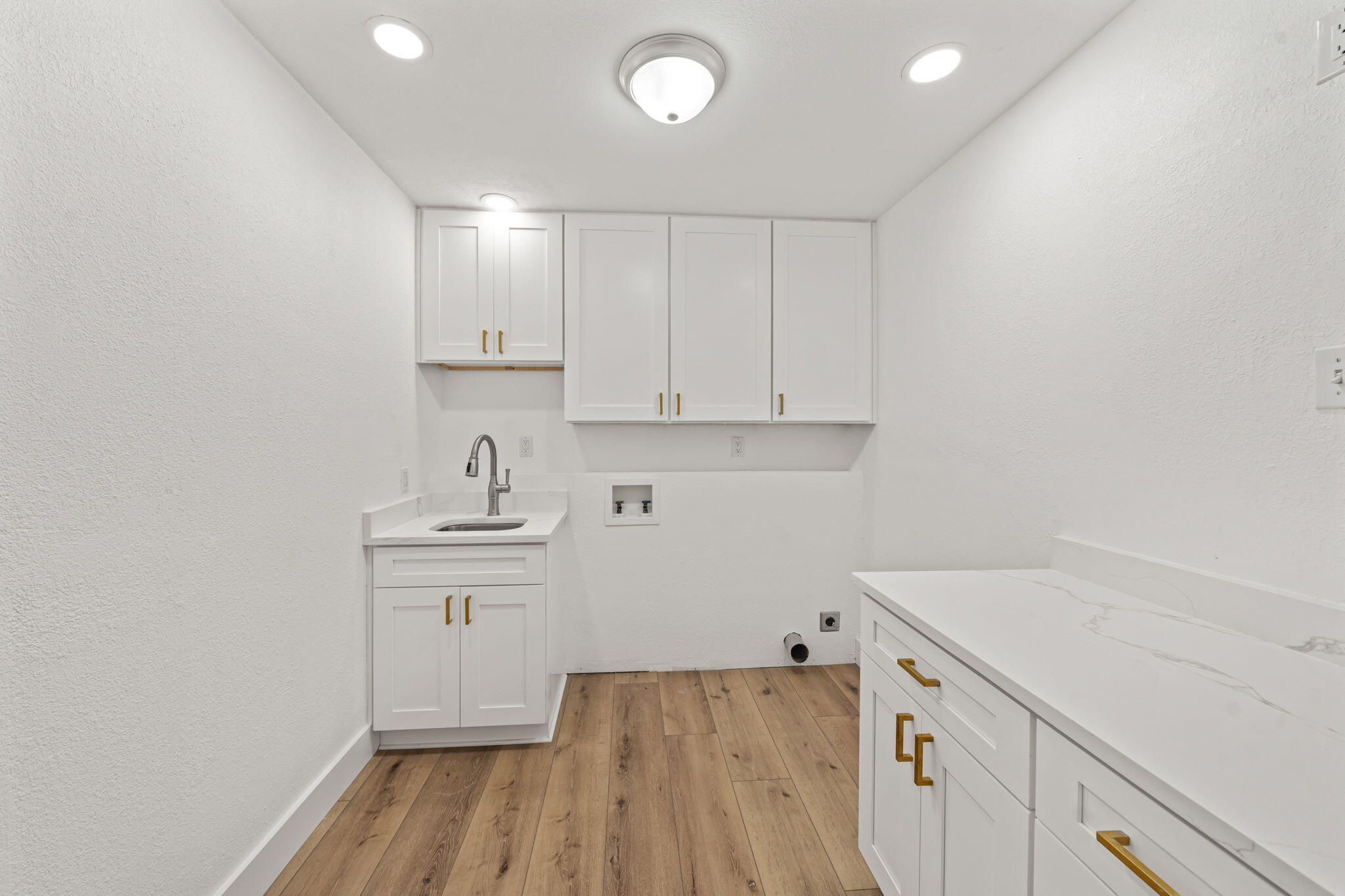 WHISPERING OAKS - Residential