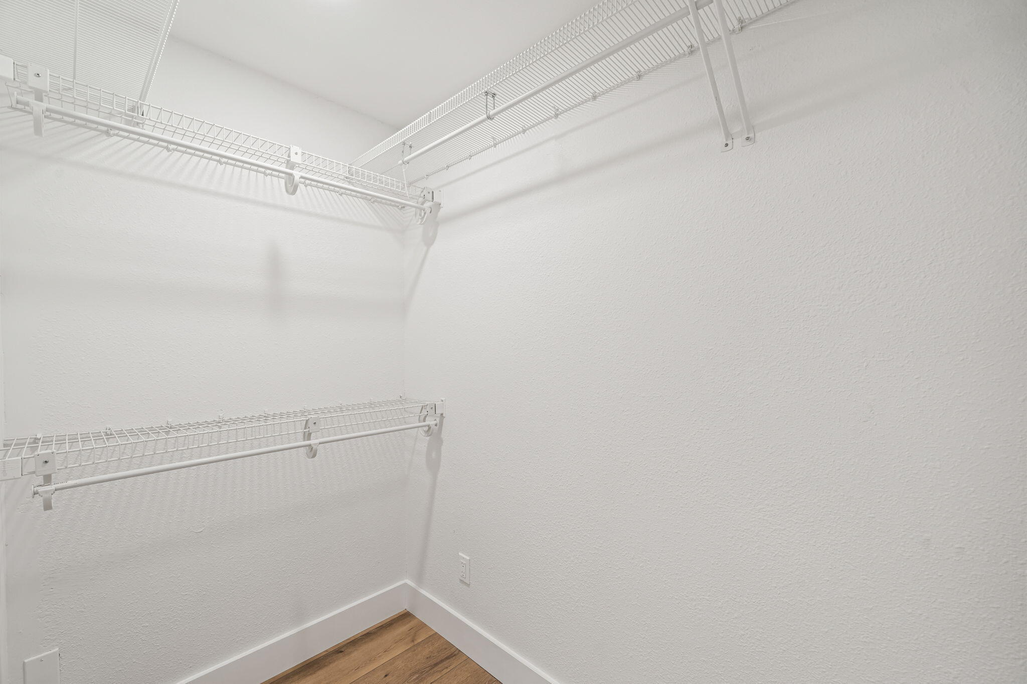 WHISPERING OAKS - Residential