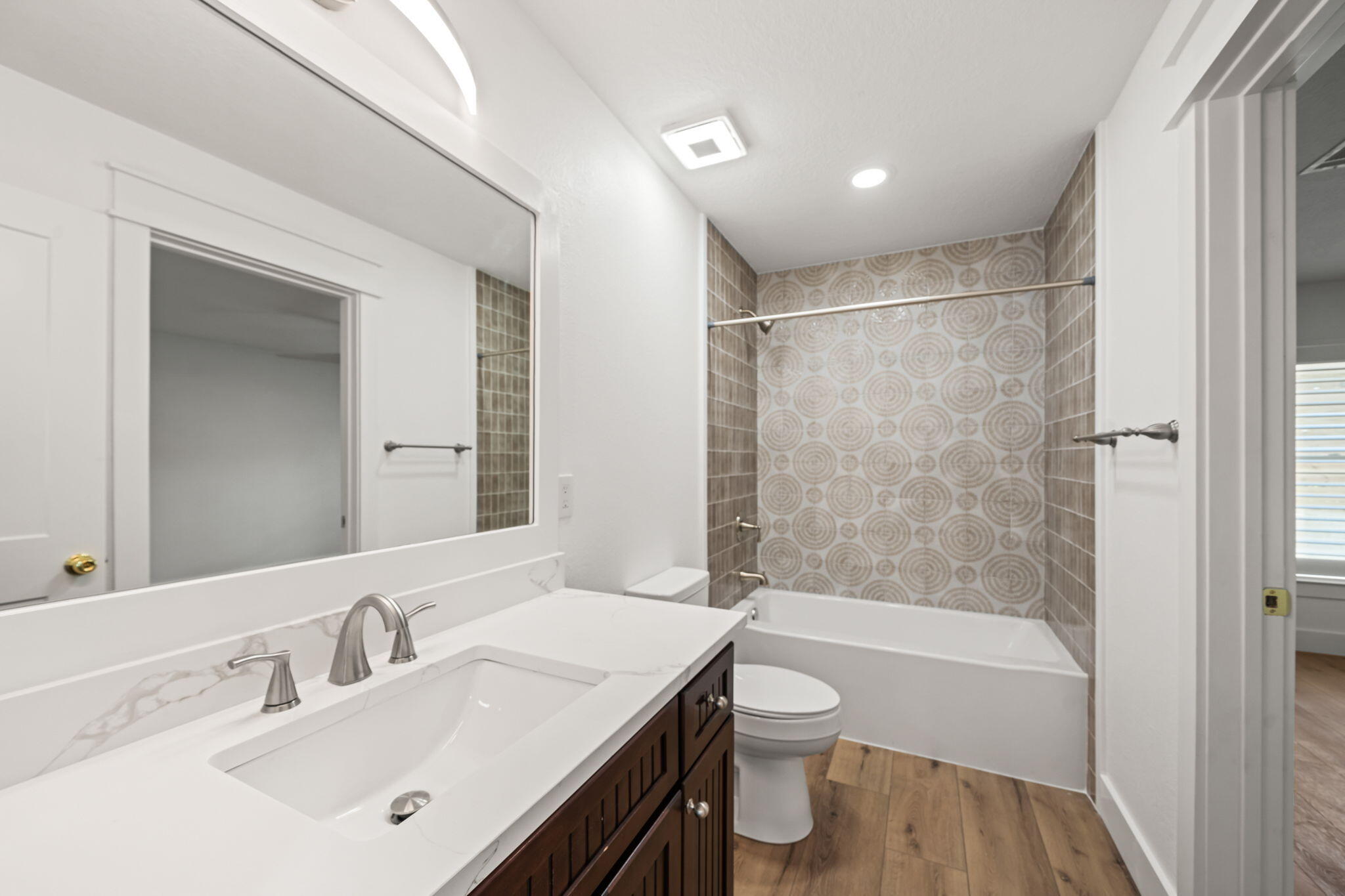 WHISPERING OAKS - Residential