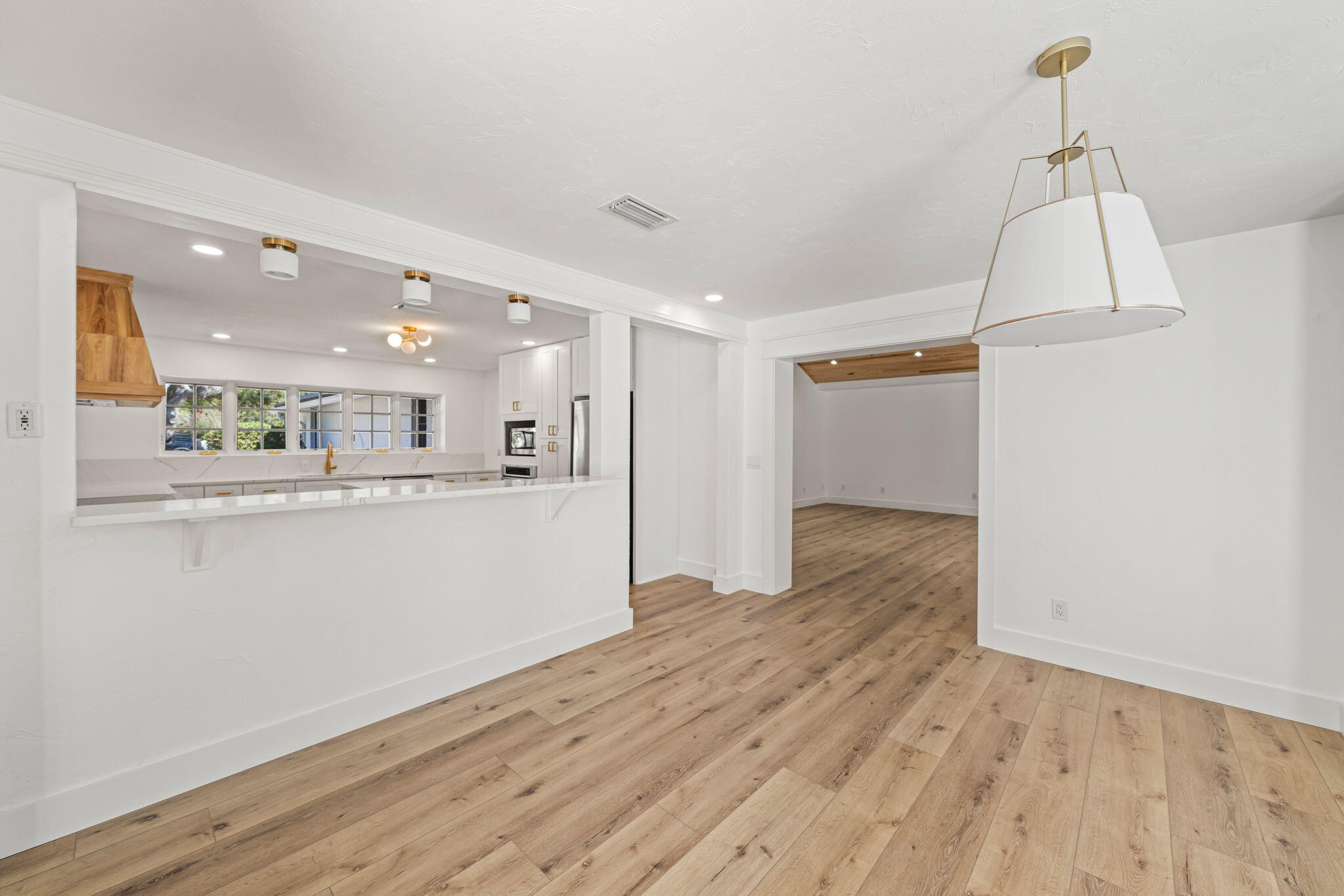 WHISPERING OAKS - Residential