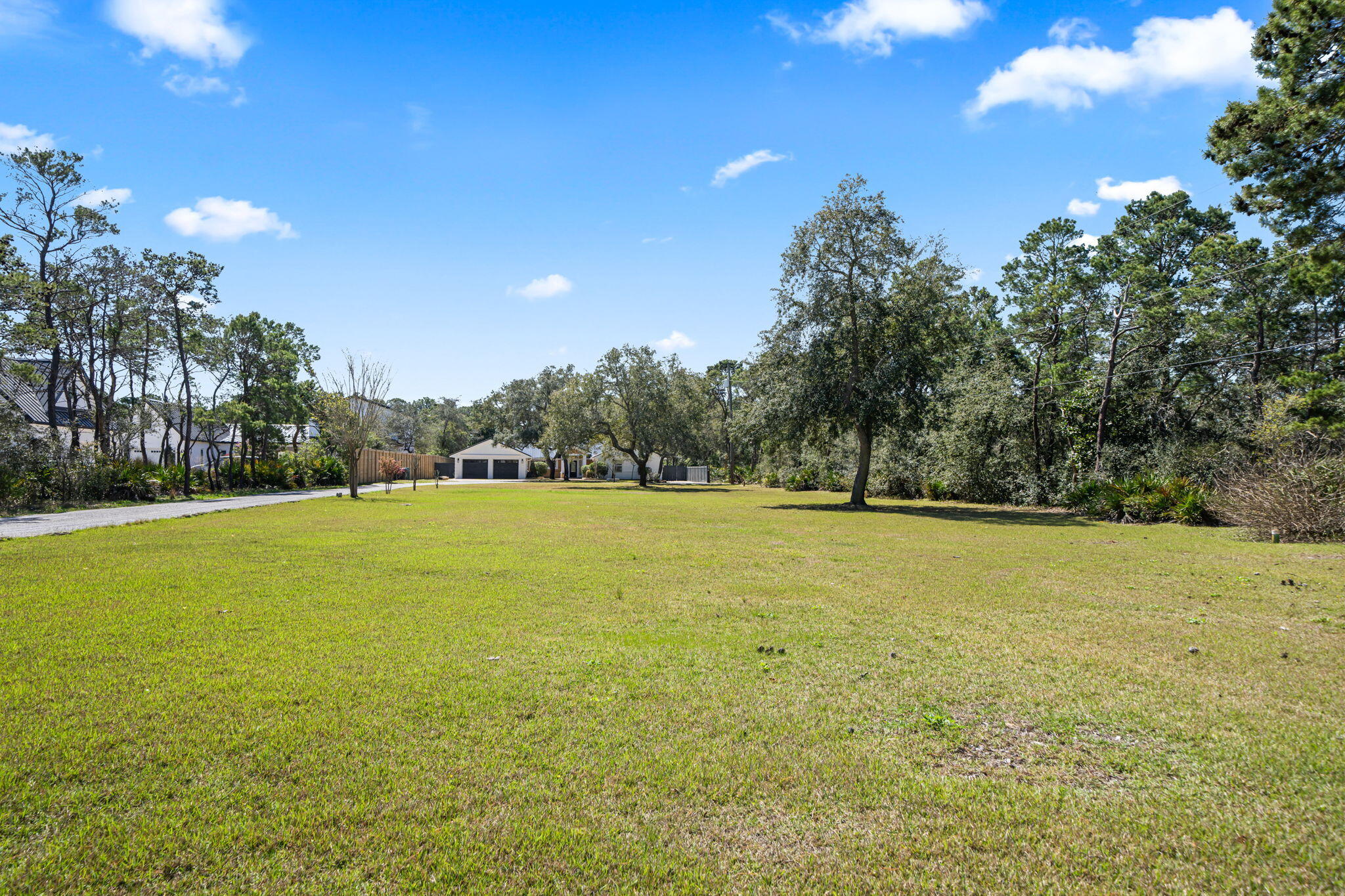 WHISPERING OAKS - Residential