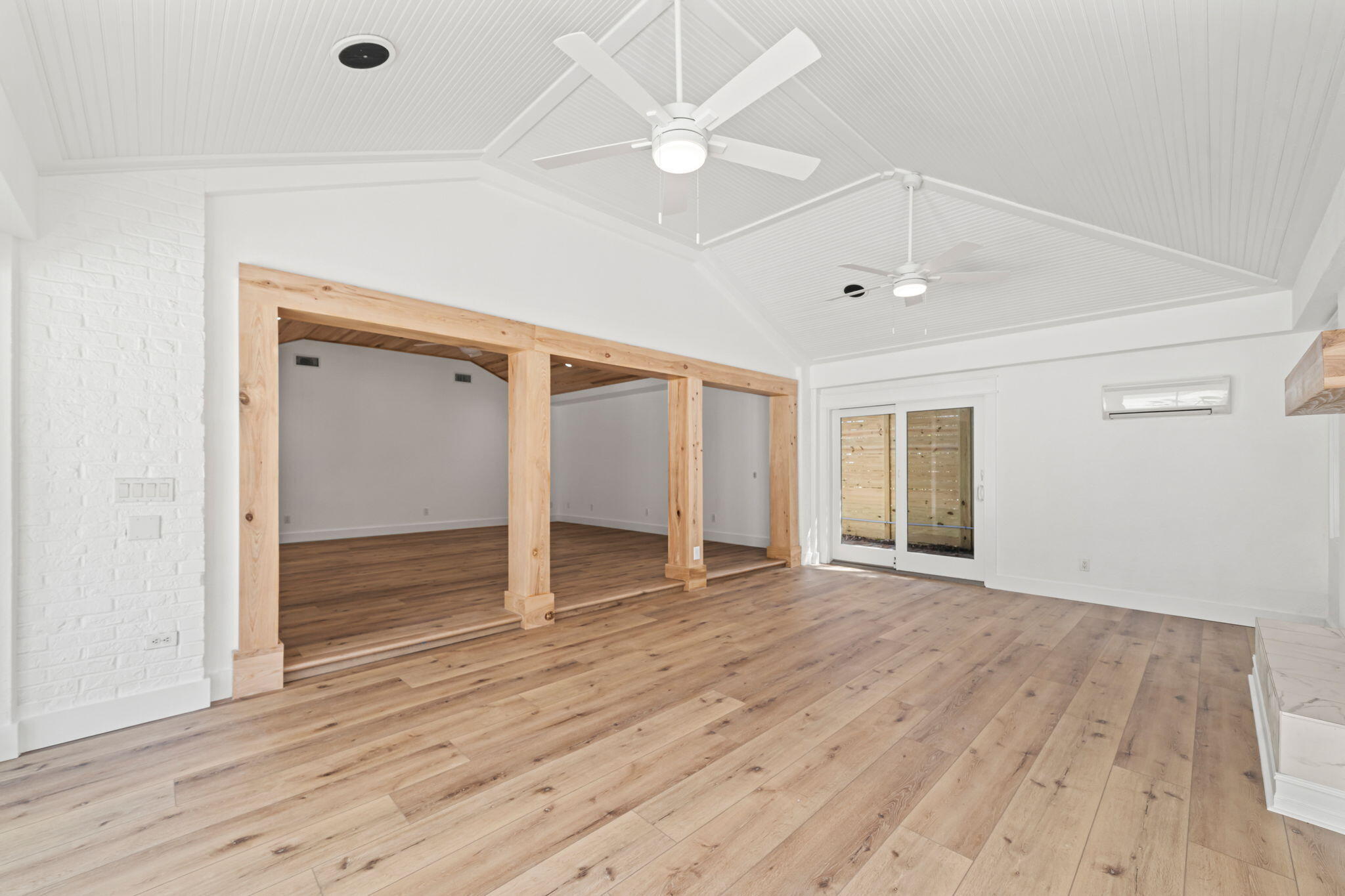 WHISPERING OAKS - Residential