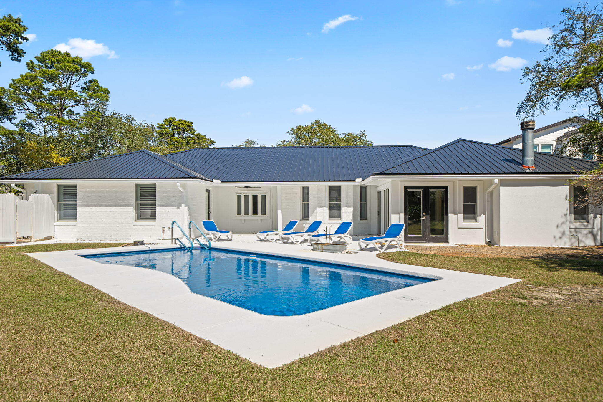 WHISPERING OAKS - Residential