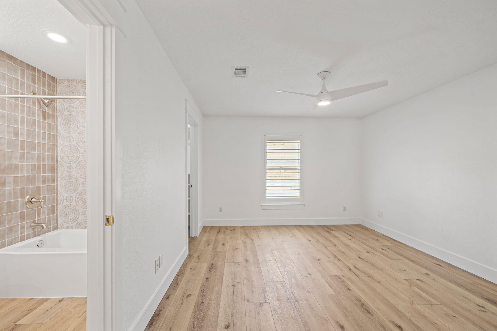 WHISPERING OAKS - Residential