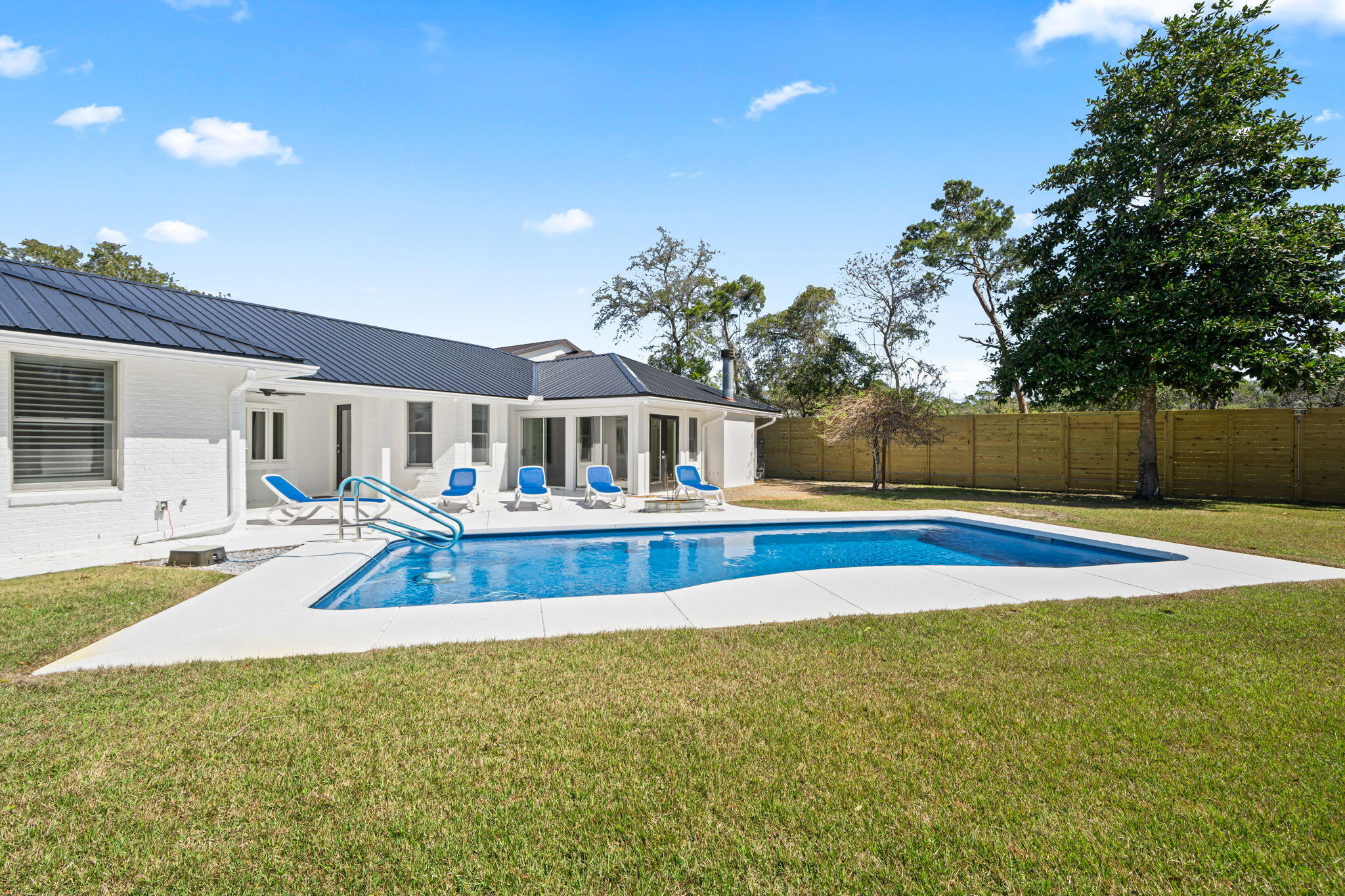 WHISPERING OAKS - Residential