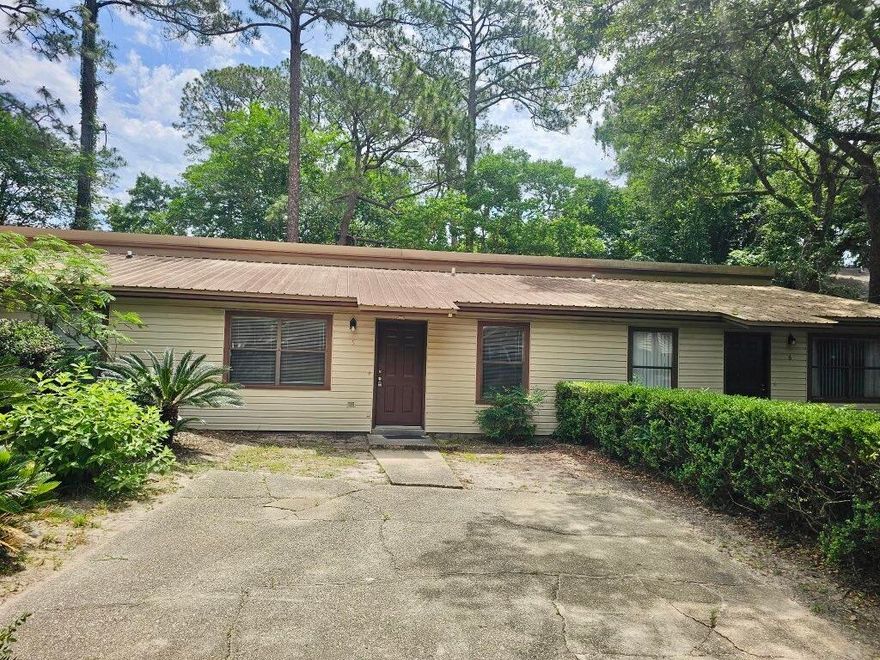 CONVENIENT TO HURLBURT AND OWCC CAMPUS. NICE FLOOR PLAN WITH SEPARATE DINING ROOM. FENCED BACK YARD. STORAGE AREA. LARGE MASTER BEDROOM. WASHER AND DRYER HOOKUPS.  SECURITY DEPOSIT INCLUDES NON REFUNDABLE FLOOR CLEANING AND PEST CONTROL, NO PETS ALLOWED.