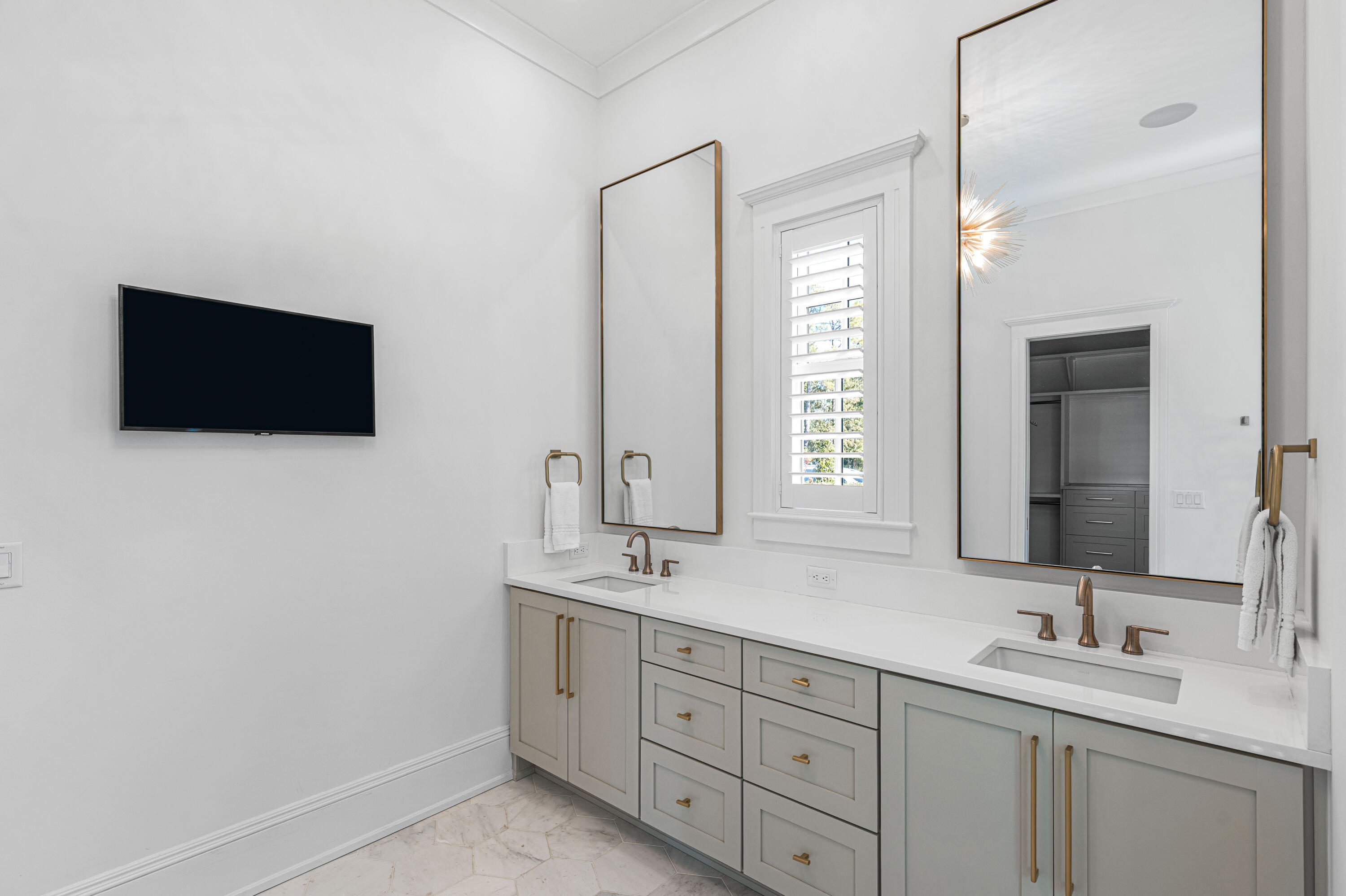 CHURCHILL OAKS - Residential