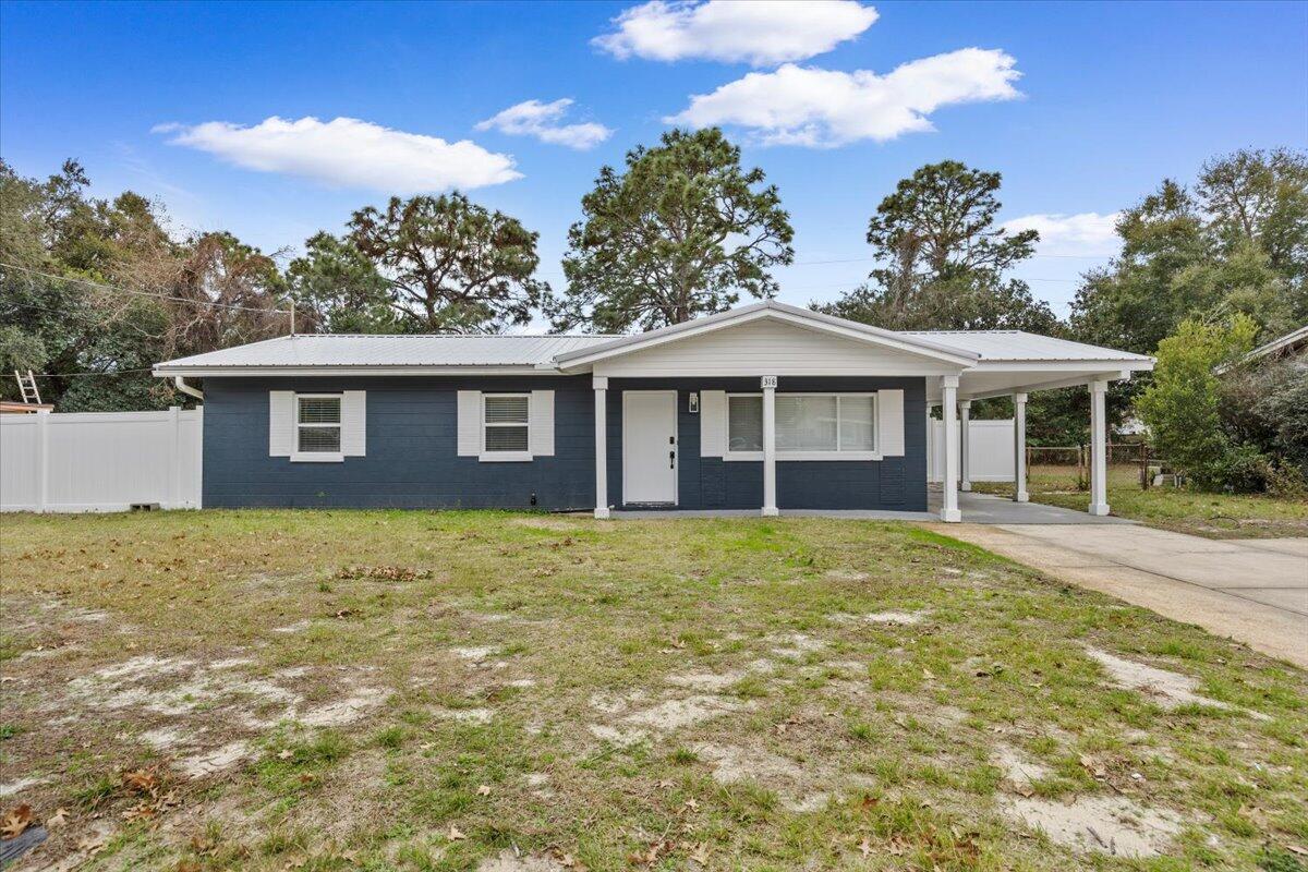 318 NW Oakland Circle