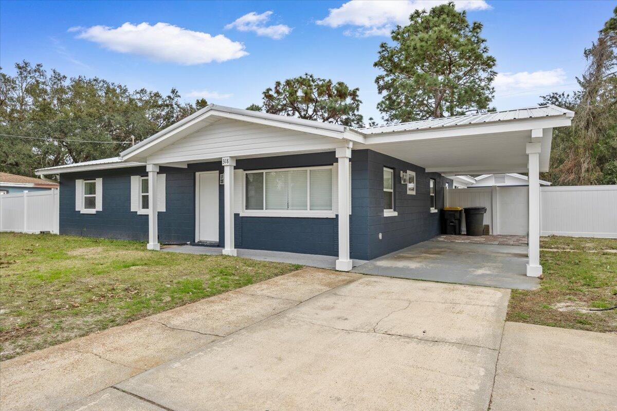 318 NW Oakland Circle