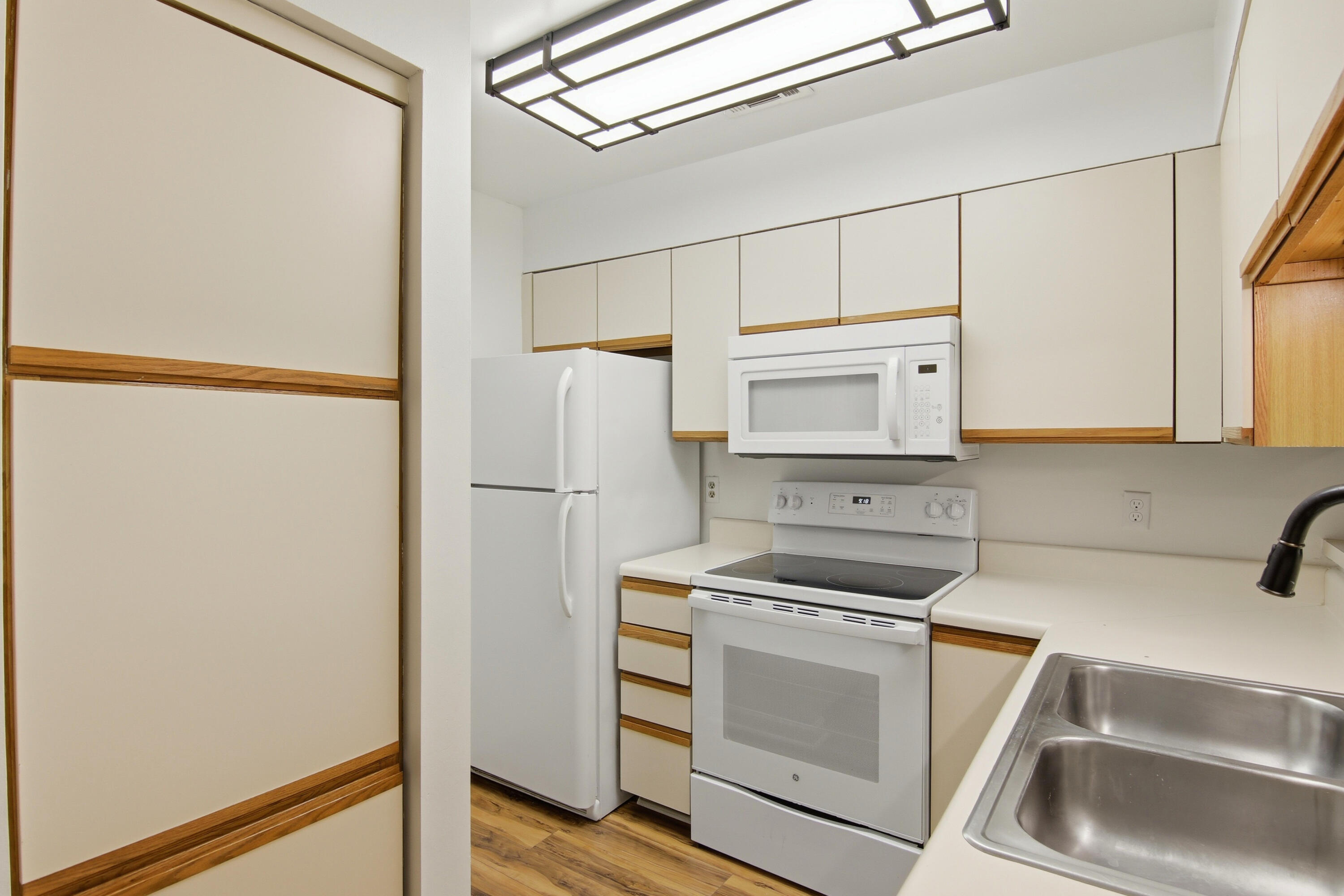 LAKESIDE CONDO AT BLUEWATER BAY - Residential