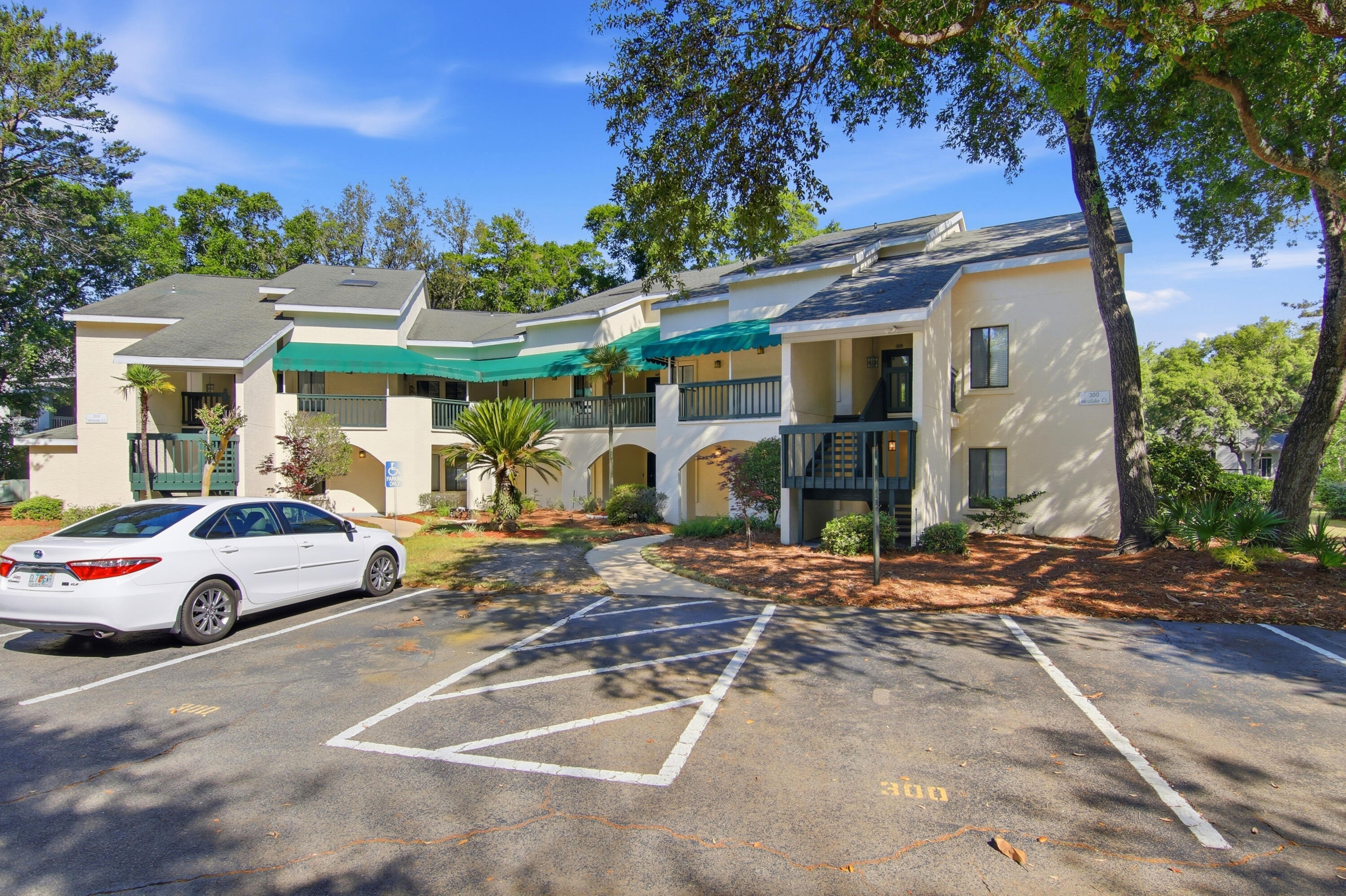 LAKESIDE CONDO AT BLUEWATER BAY - Residential
