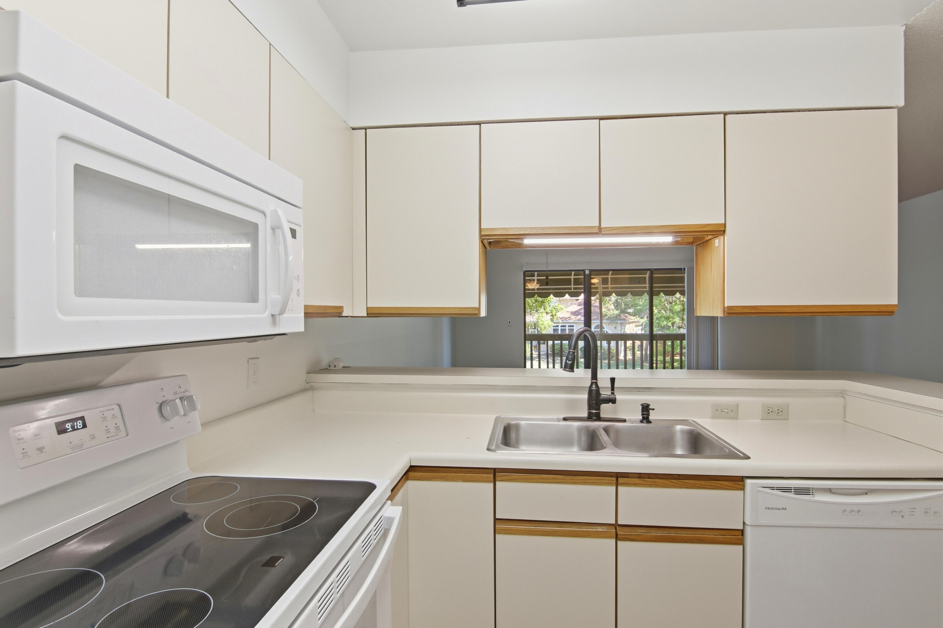 LAKESIDE CONDO AT BLUEWATER BAY - Residential