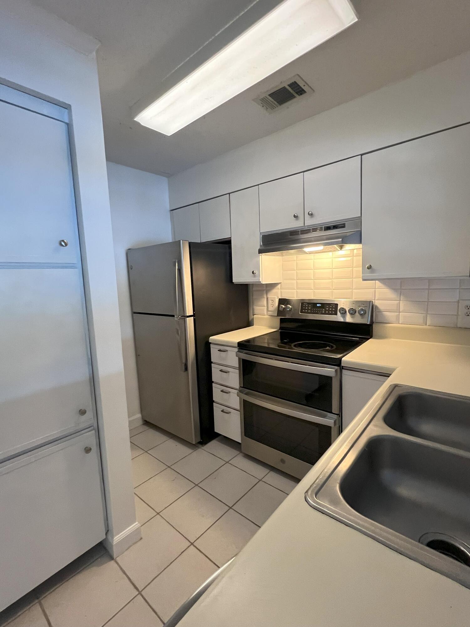 LAKESIDE VILLAGE - Residential Lease