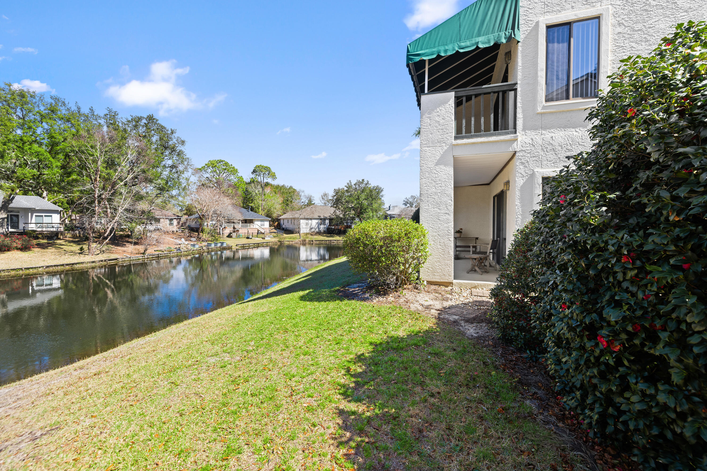 LAKESIDE CONDO AT BLUEWATER BAY - Residential