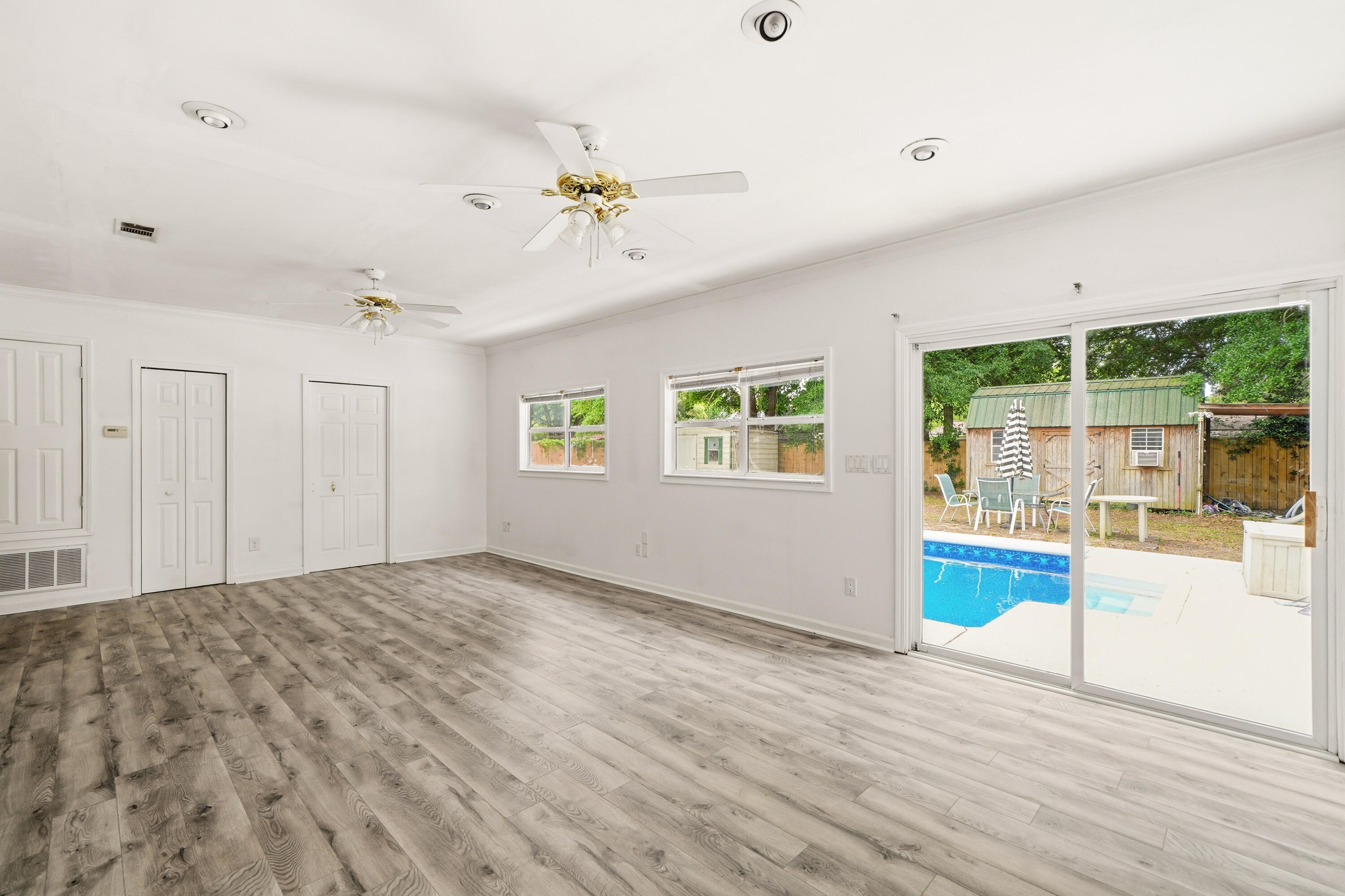 CAROL ANNE MANOR 1ST ADDN - Residential