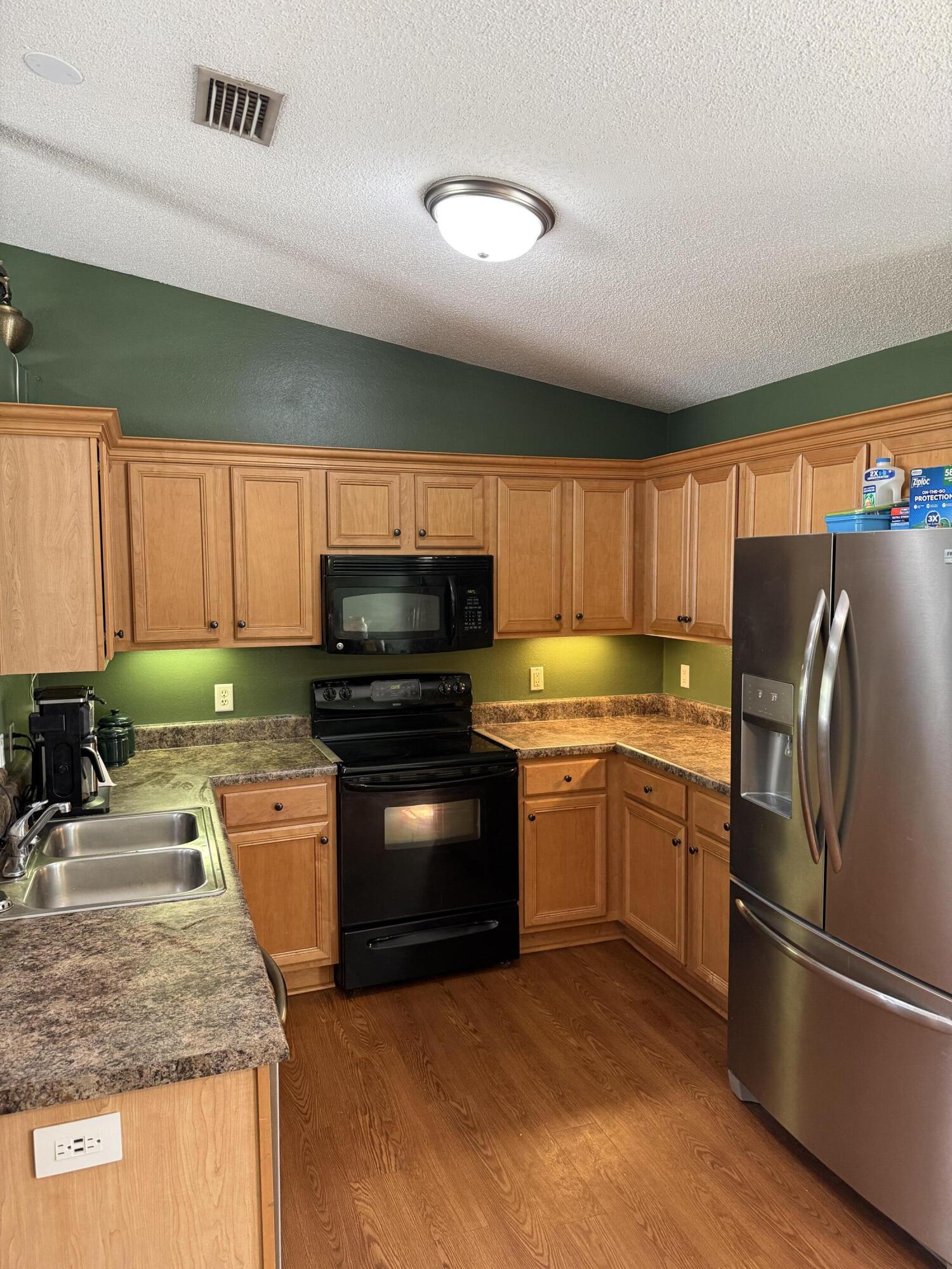 COUNTRY CLUB ESTATES - Residential