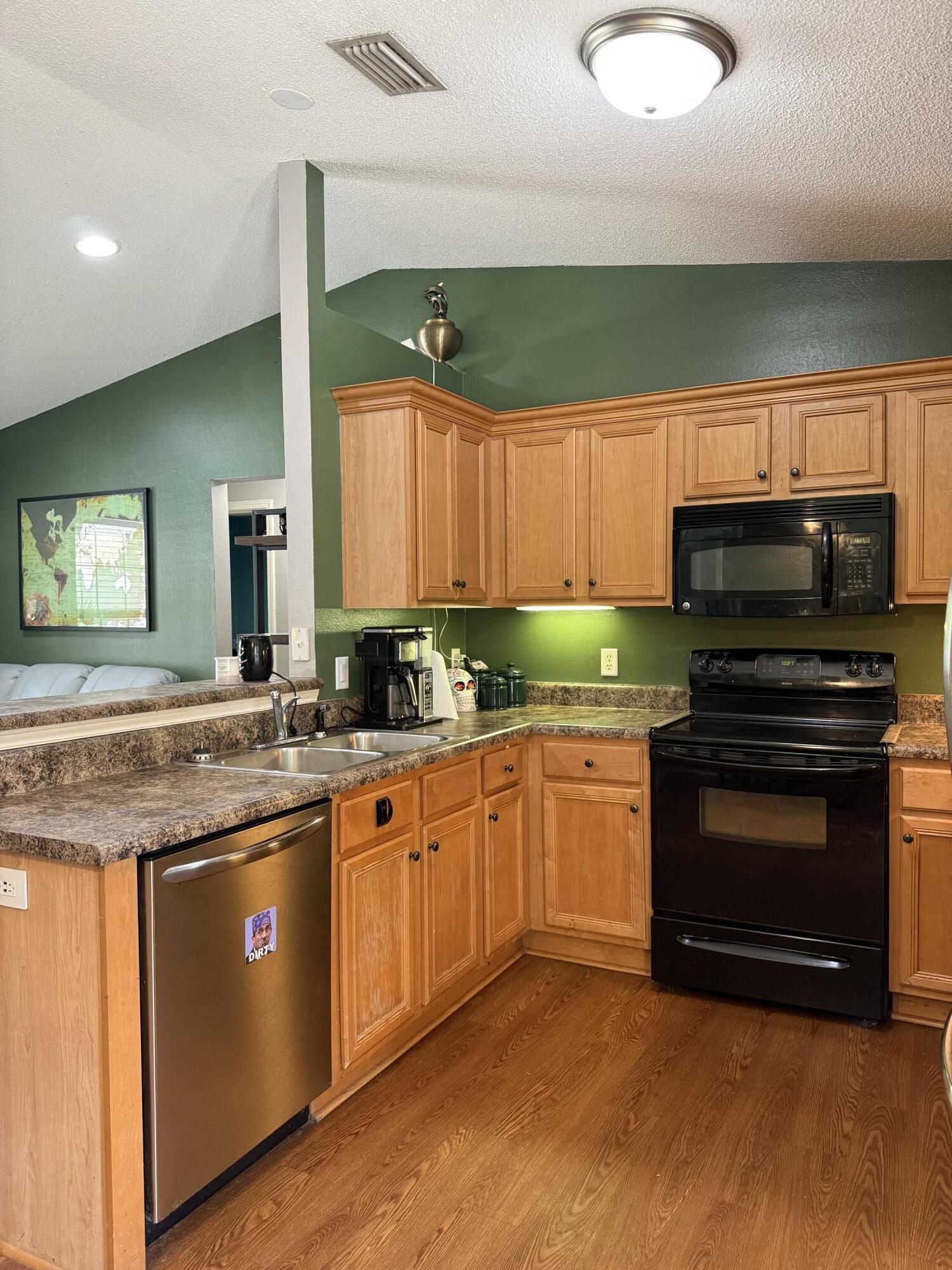 COUNTRY CLUB ESTATES - Residential