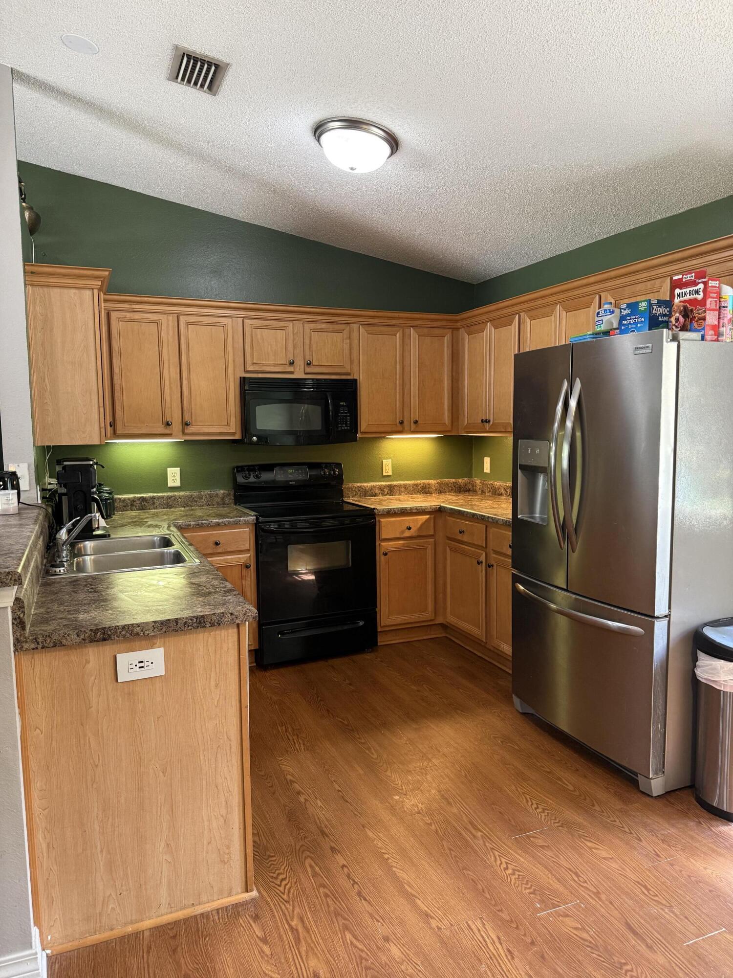 COUNTRY CLUB ESTATES - Residential