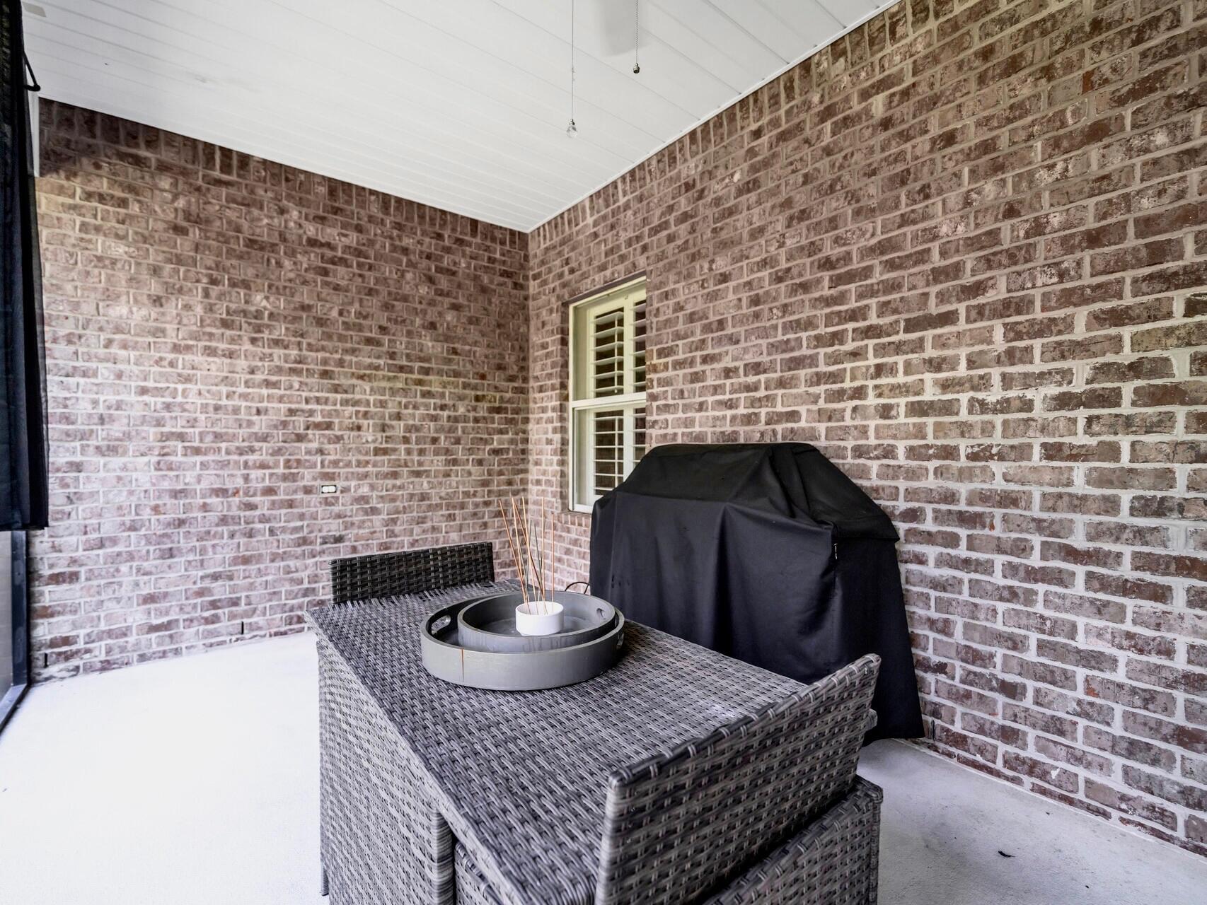 WHISPERING LAKE - Residential