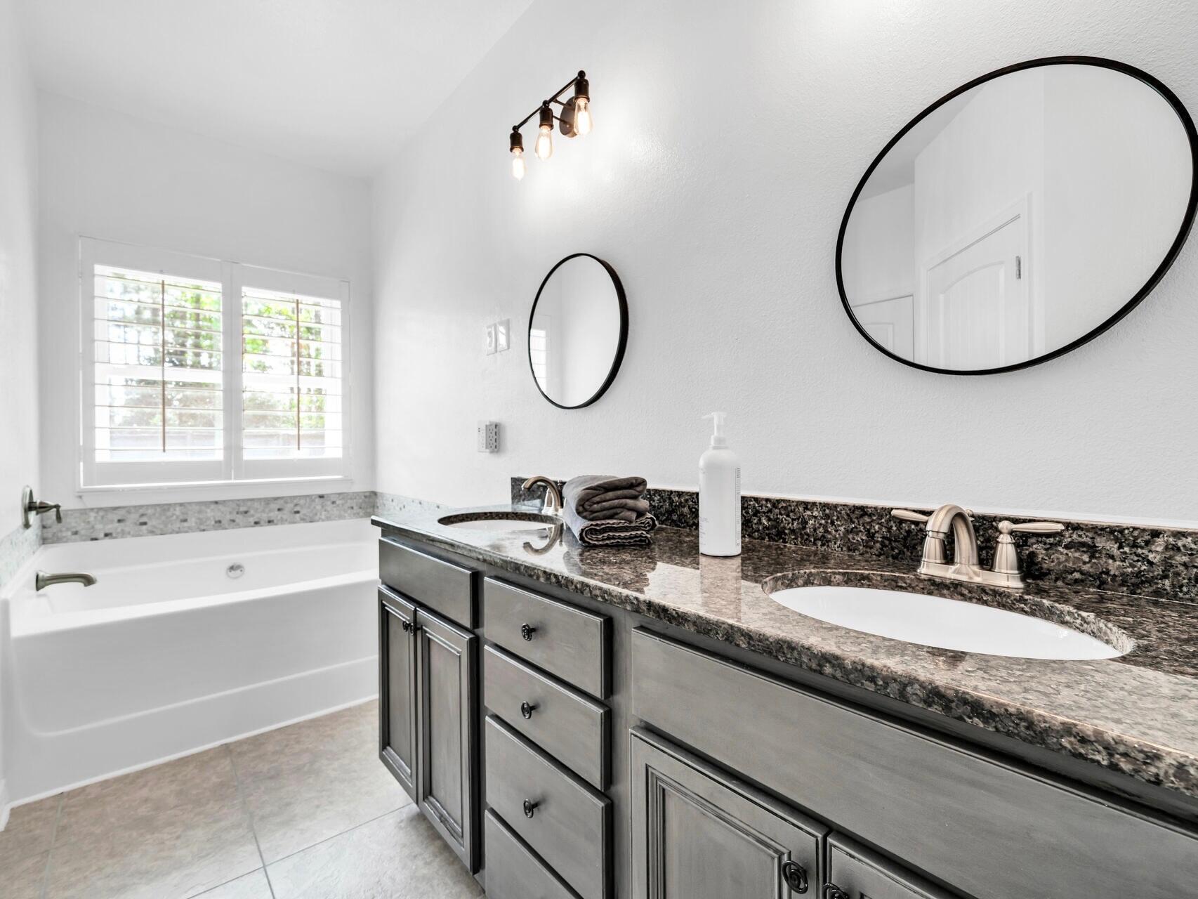 WHISPERING LAKE - Residential