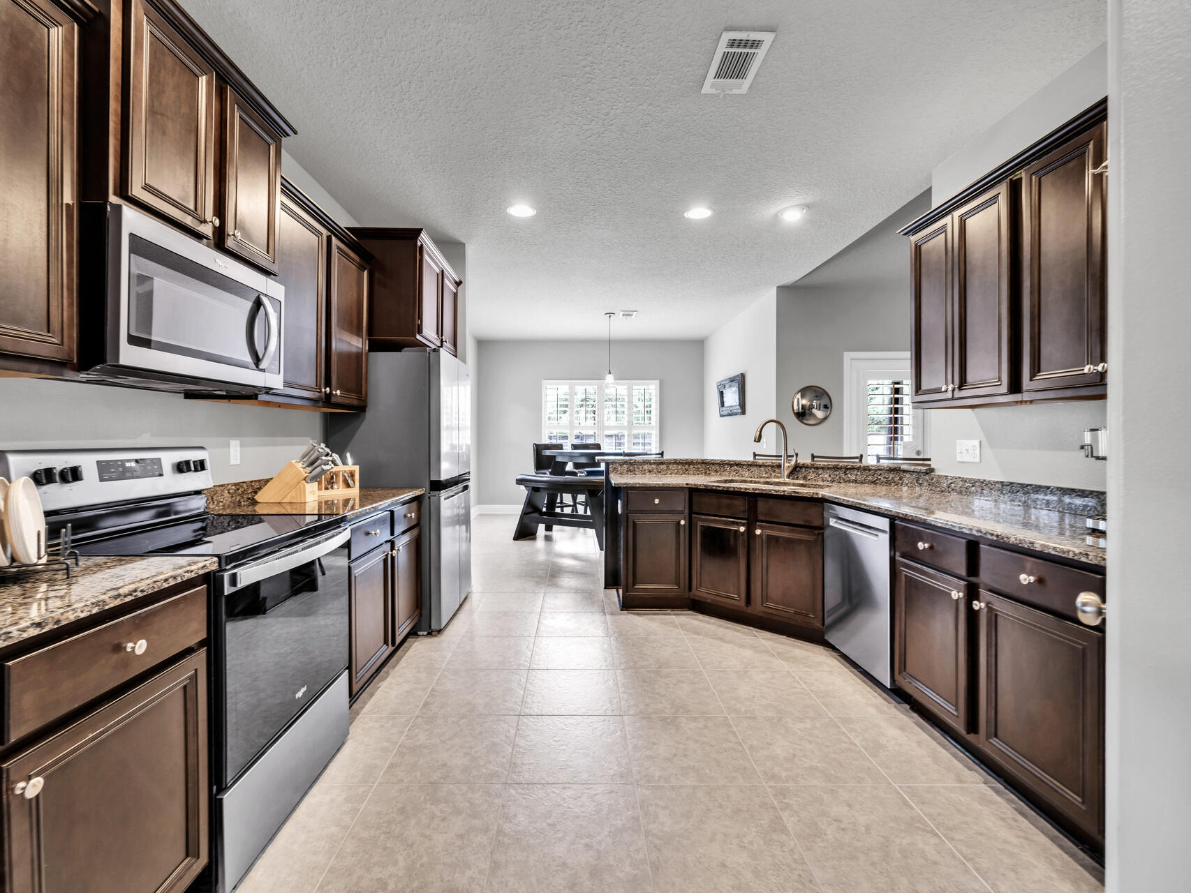 WHISPERING LAKE - Residential