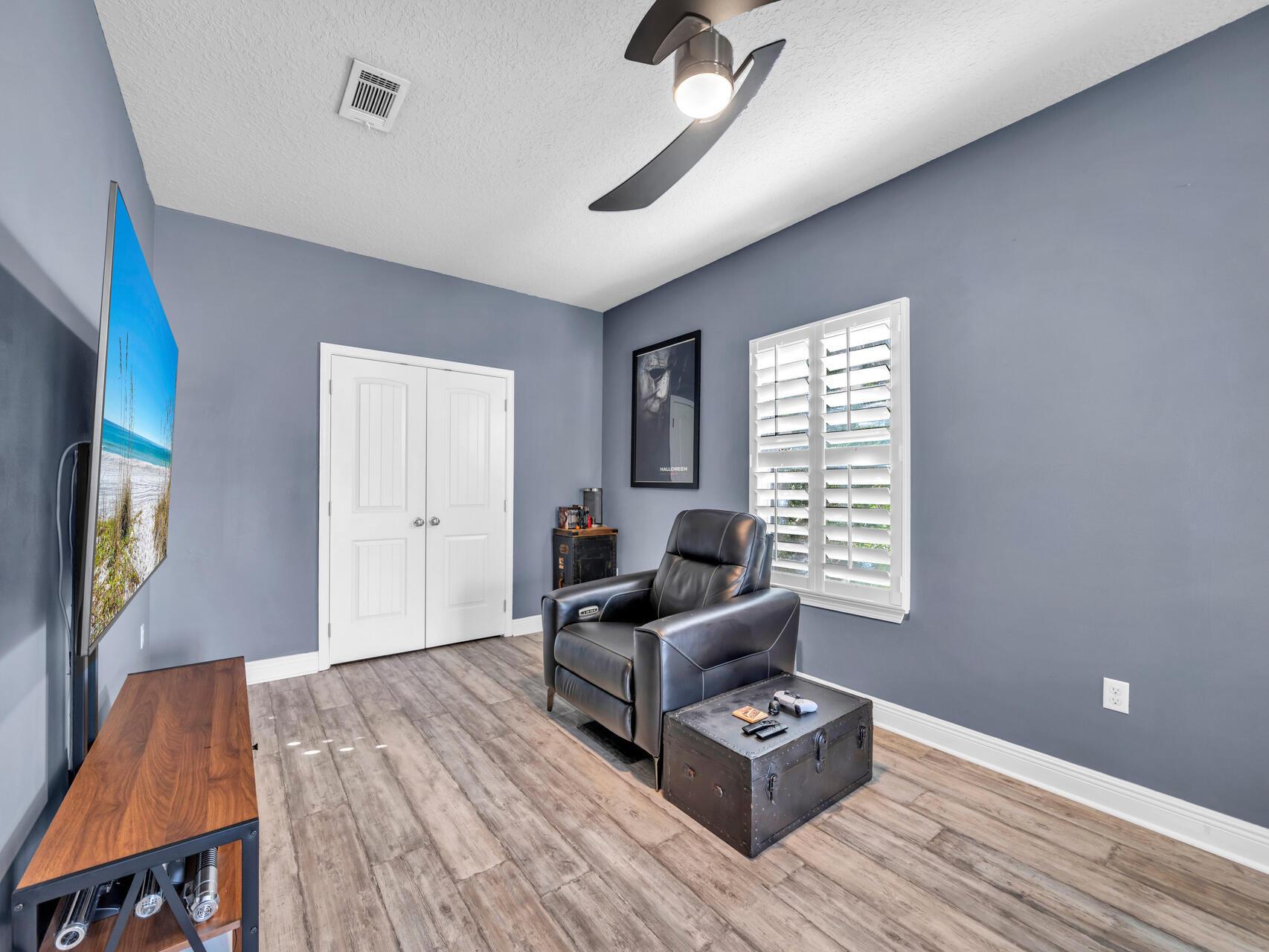 WHISPERING LAKE - Residential