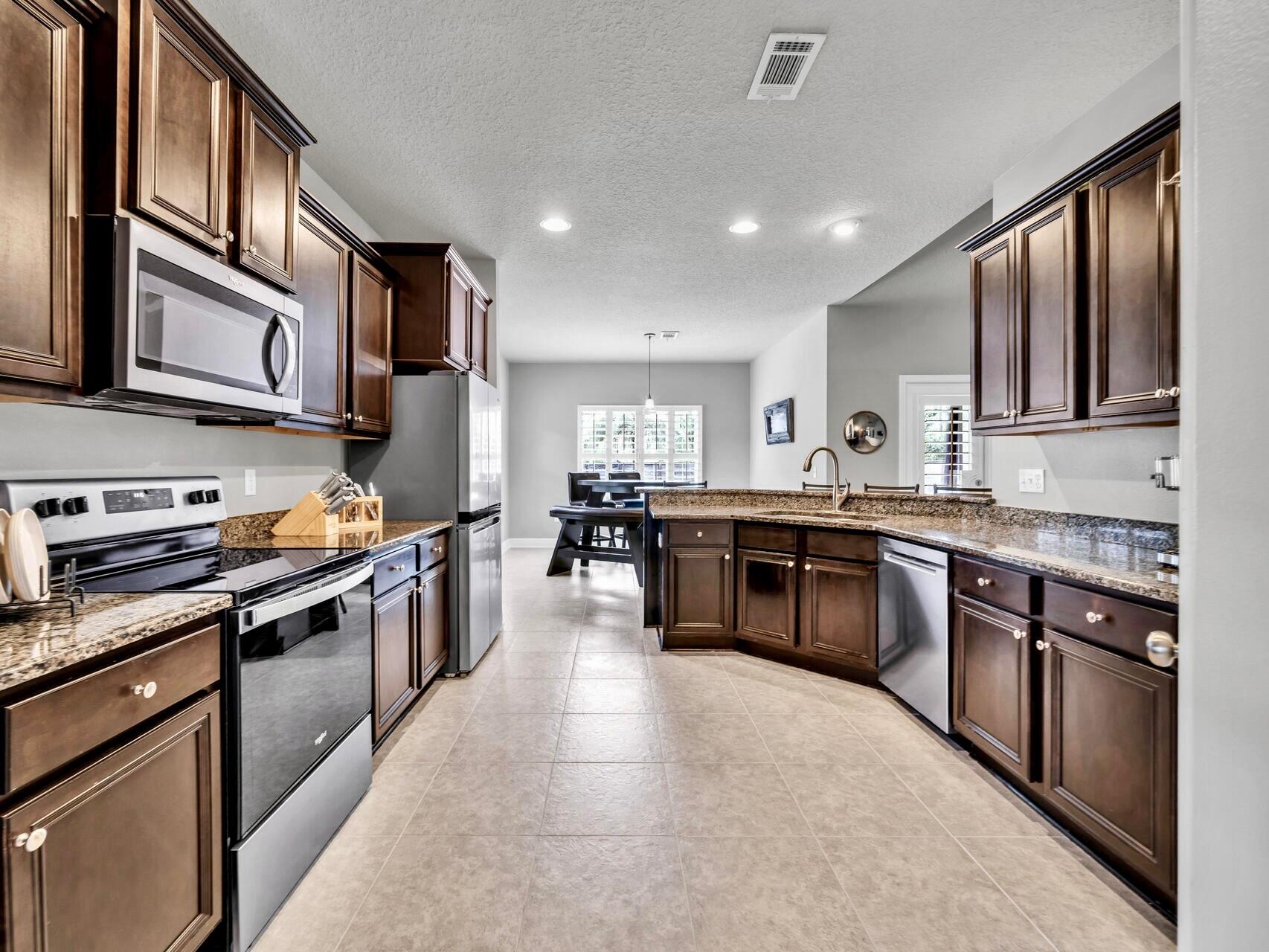 WHISPERING LAKE - Residential