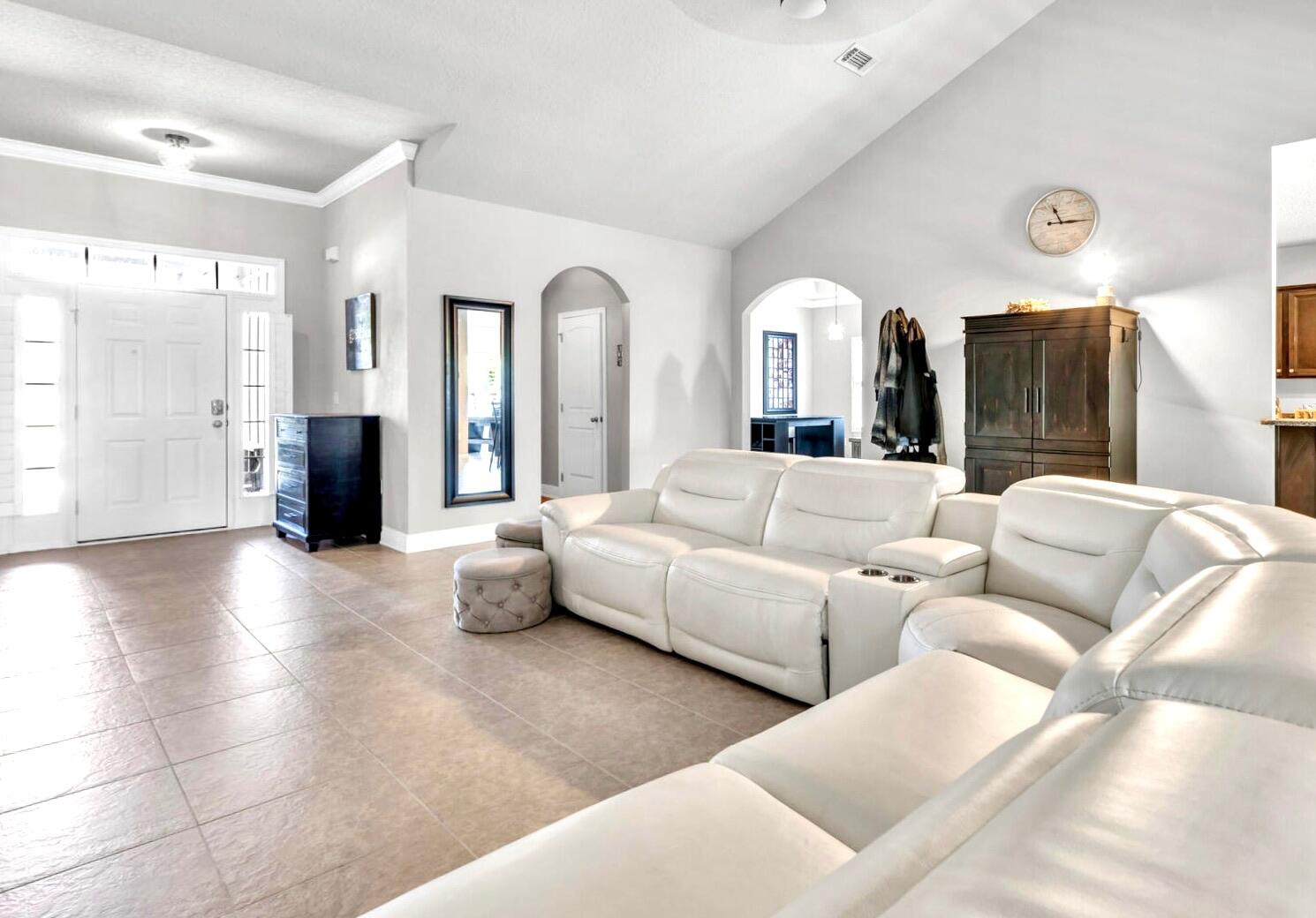 WHISPERING LAKE - Residential