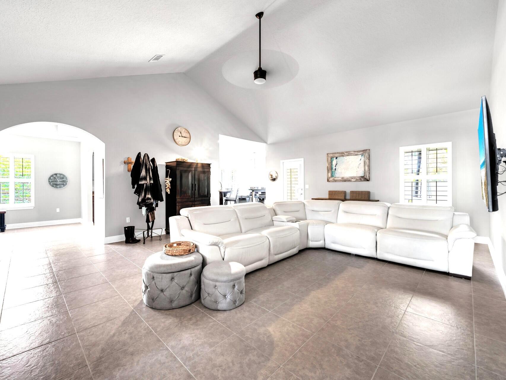 WHISPERING LAKE - Residential