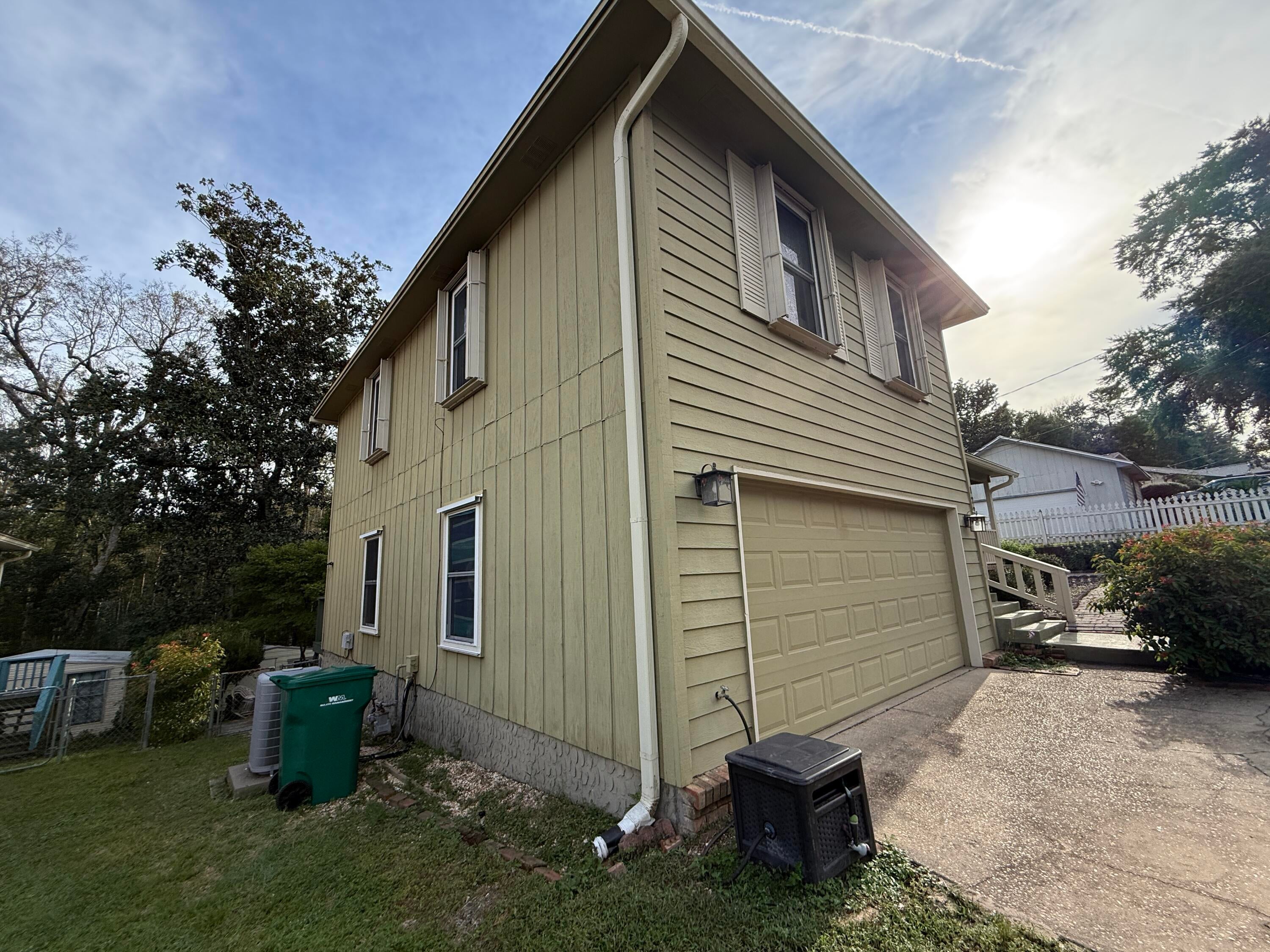 1225 Rhonda Drive