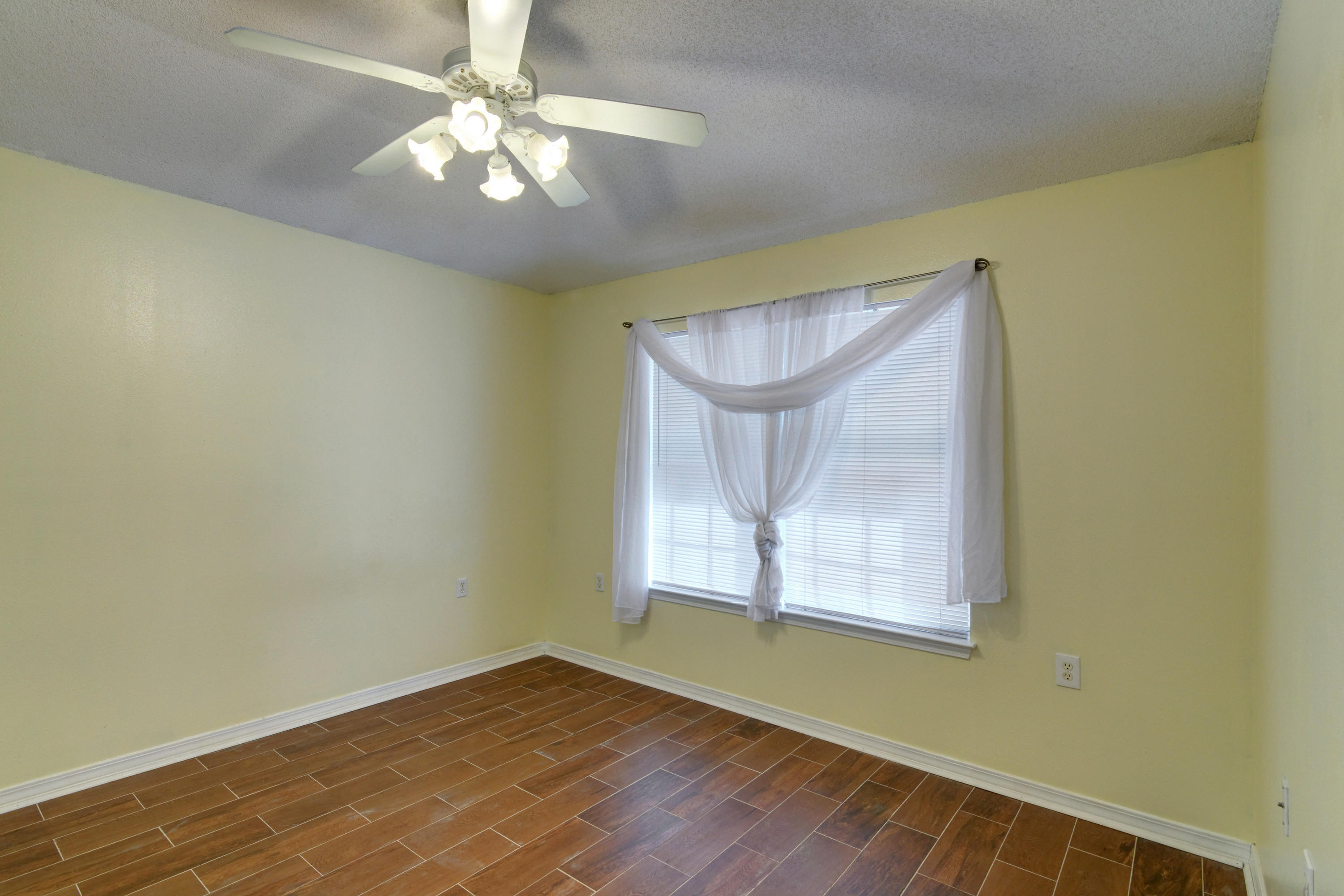 CRYSTAL LAKE - Residential