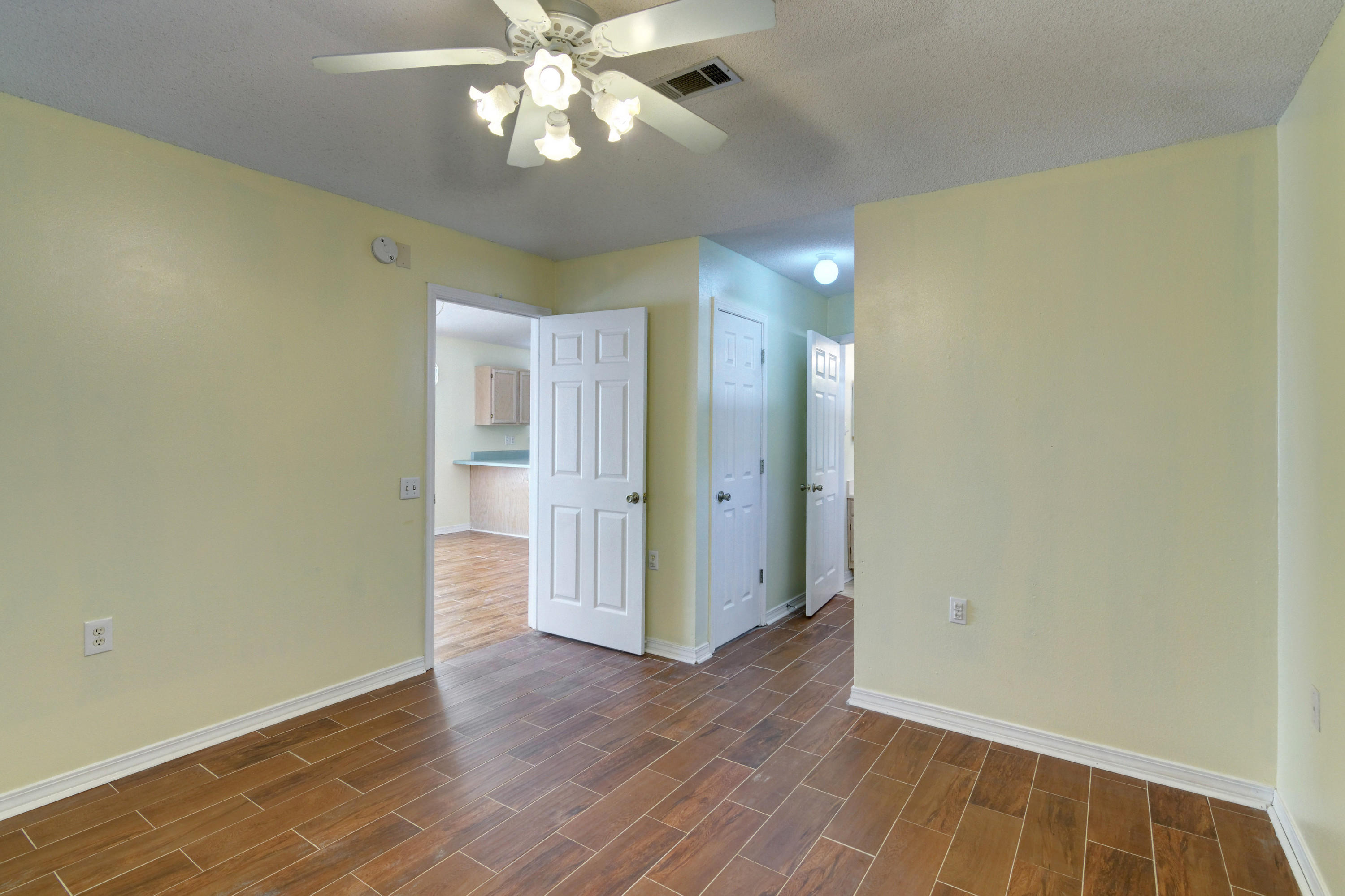 CRYSTAL LAKE - Residential